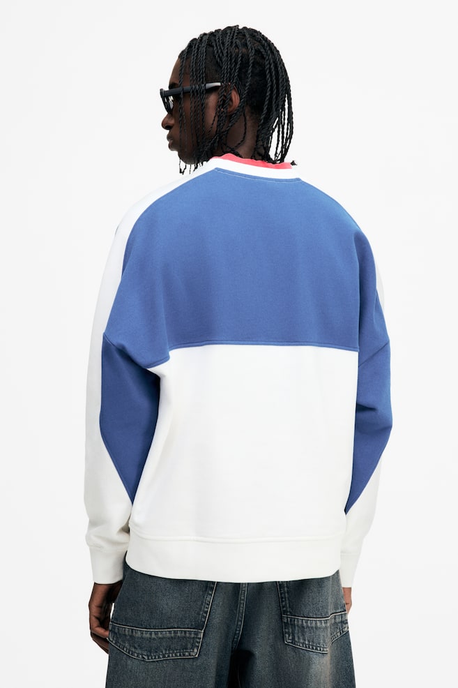 Bedrucktes Sweatshirt in Oversized Fit-Blau/TRCX - 6