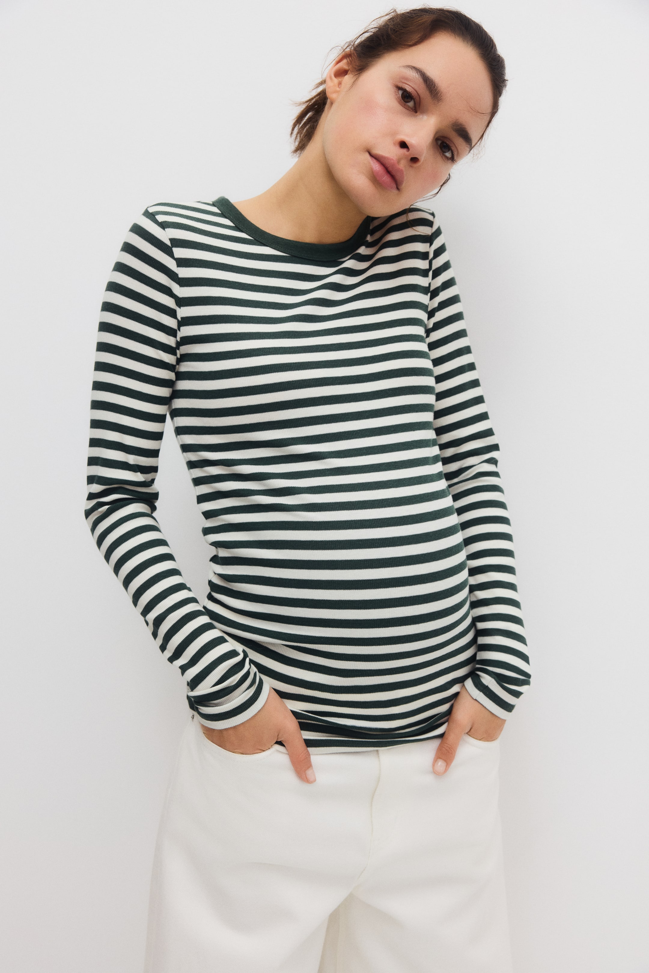 Zobrazit větší obrázek: MAMA Žebrovaný žerzejový top - Tmavě zelená/proužky - ŽENY | H&M CZ 1
