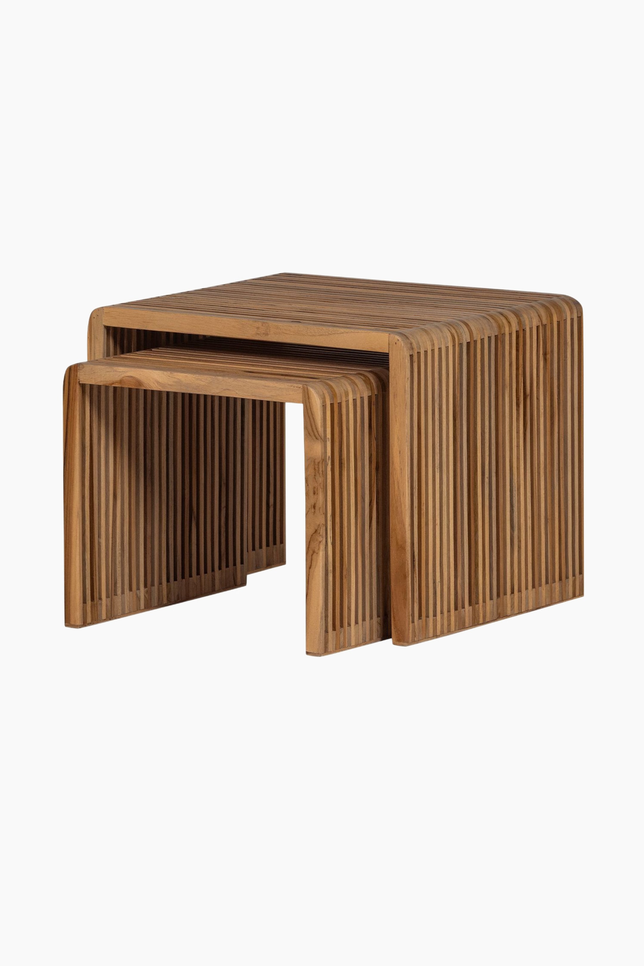 Agrandir l'image: Deux tables gigognes en bois sont positionnées à un angle avant-droit, avec la plus petite table nichée sous la plus grande. Les deux tables présentent une construction à lattes avec des coins arrondis et un grain de bois naturel visible.