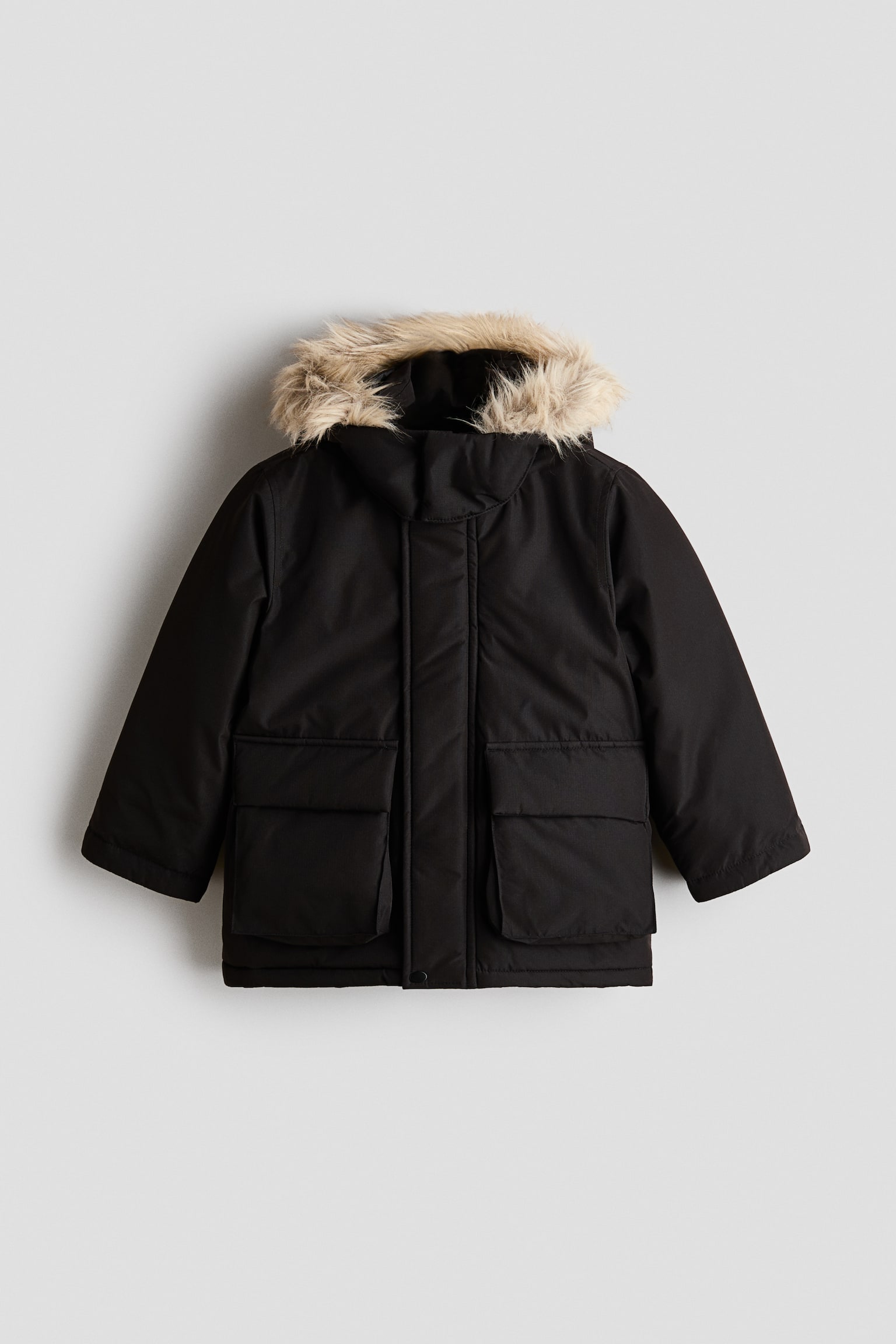 O parka de iarnÄ neagrÄ este prezentatÄ din faÈÄ Èi are o glugÄ ataÈatÄ, finisatÄ cu blanÄ artificialÄ maro deschis. Jacheta prezintÄ o Ã®nchidere frontalÄ centralÄ ascunsÄ Èi douÄ buzunare mari aplicate cu clapete Ã®n partea inferioarÄ din faÈÄ.