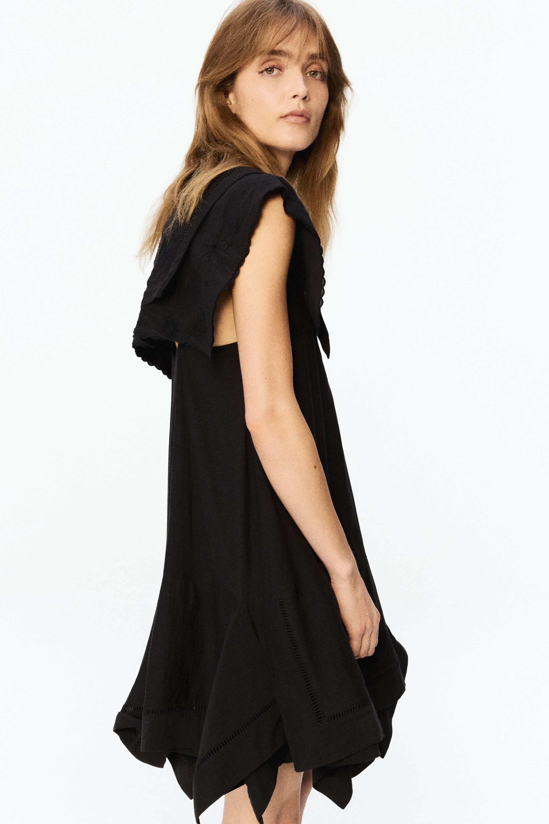 Robe à col marin avec broderie anglaise