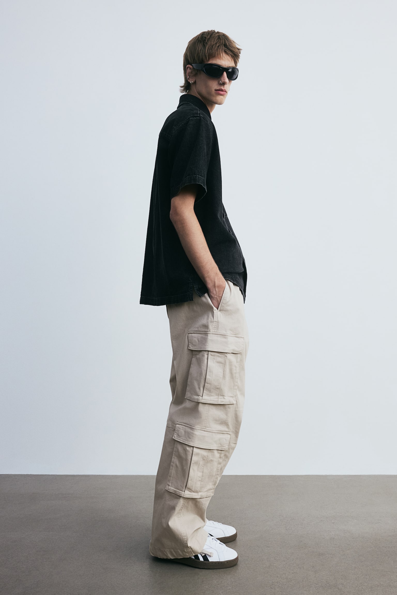 Loose Fit Cargo trousers - Light beige/Black - 1