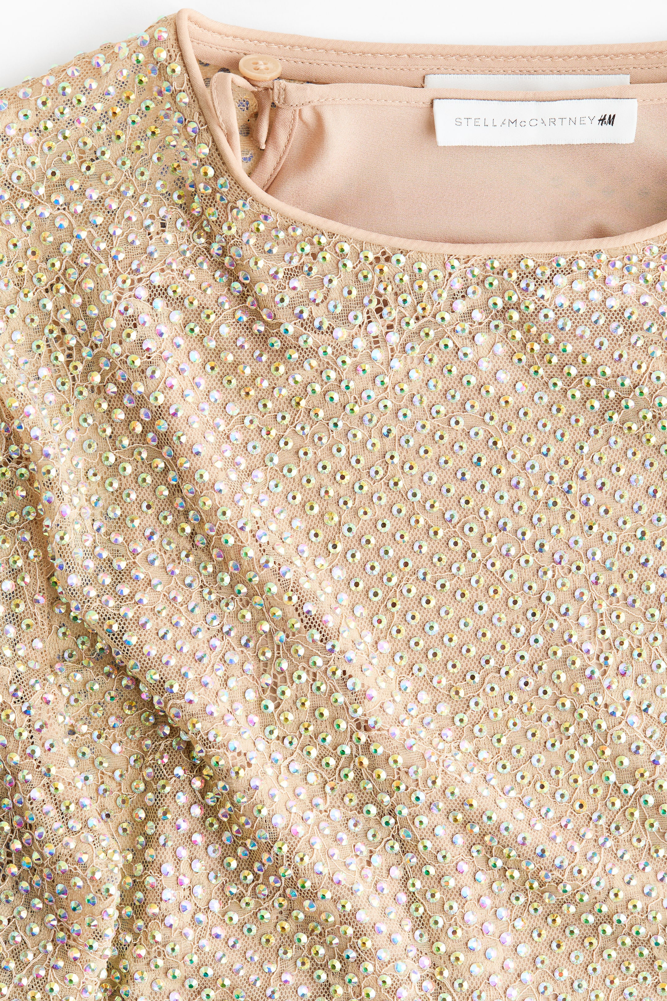 Minirobe ornementée en dentelle