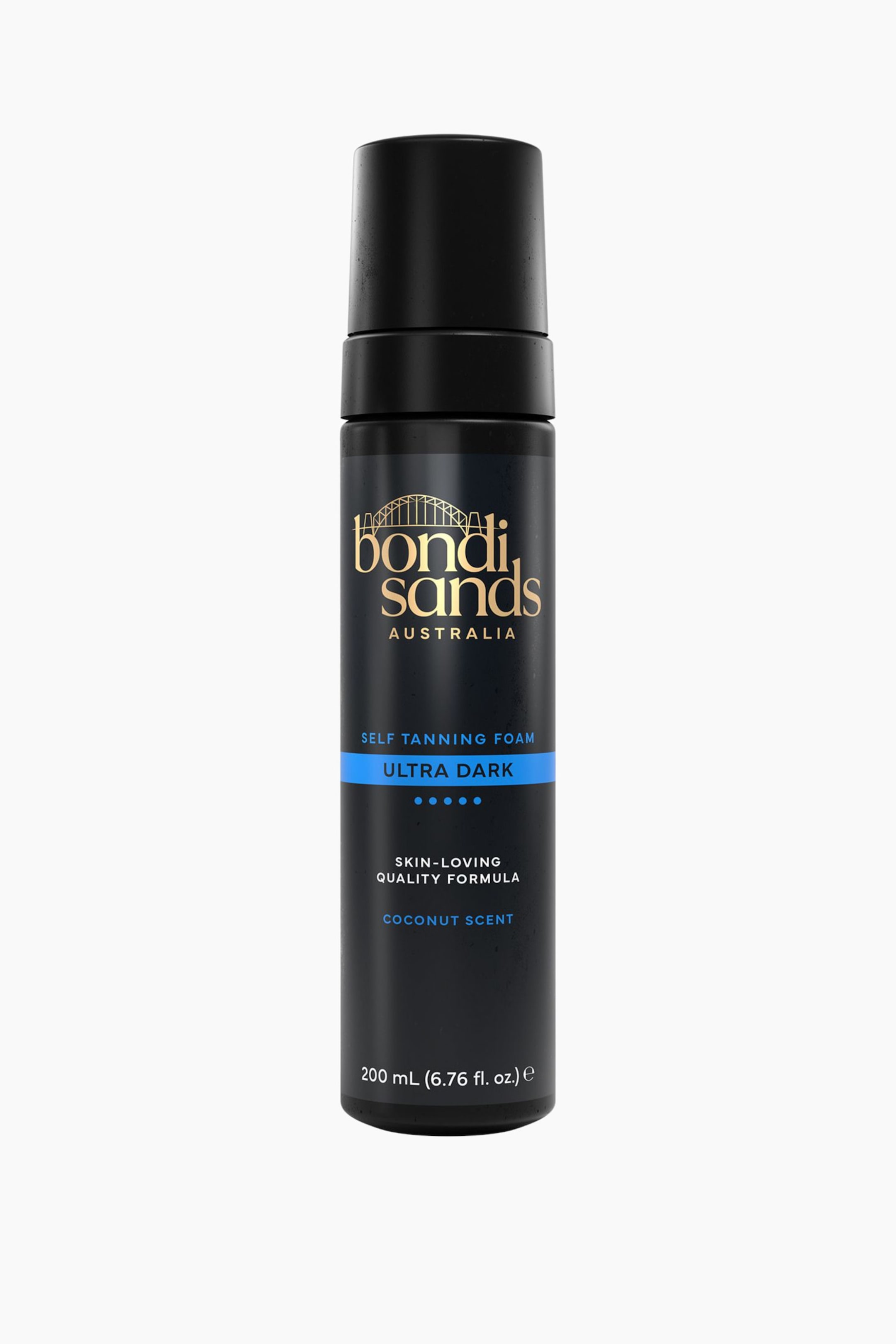 Visa större bild: En svart cylindrisk flaska med brun-utan-sol-skum står upprätt och vänd framåt, med guldtexten "bondi sands" och en brografik, vit text som säger "SELF TANNING FOAM" samt "ULTRA DARK" i vitt på ett blått horisontellt band, tillsammans med "200 mL" längst ner.