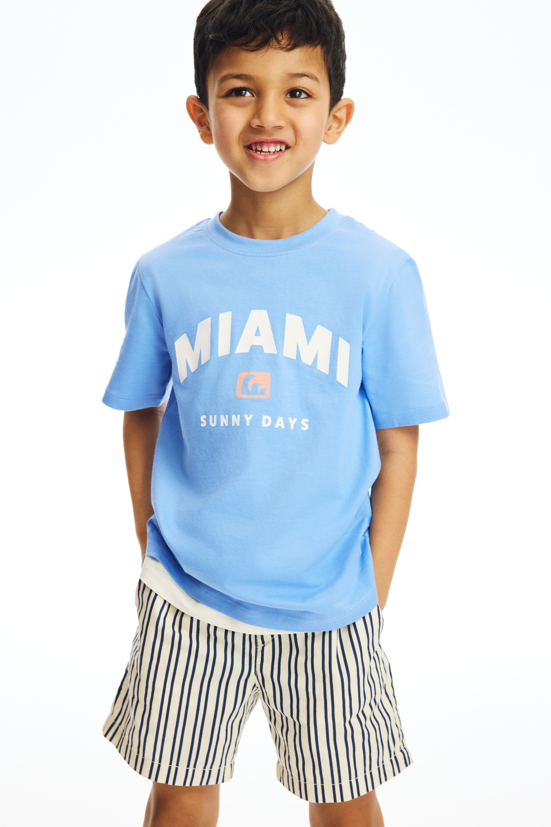 Nyomott mintás póló - Világoskék/Miami/Világoskék/kék/Fehér/rák/Krémszínű/Amalfi Coast/Khakizöld/szemek/Sötéttürkiz/Beach/Sötétbarna/Surfer/Krémszínű/mintás/Zöld/kosárlabda/Sötétszürke/Pacific/Világossárga/Gelato/Krémszínű/szörfös buszok/Krémszínű/Big bro/Sárga/Little bro