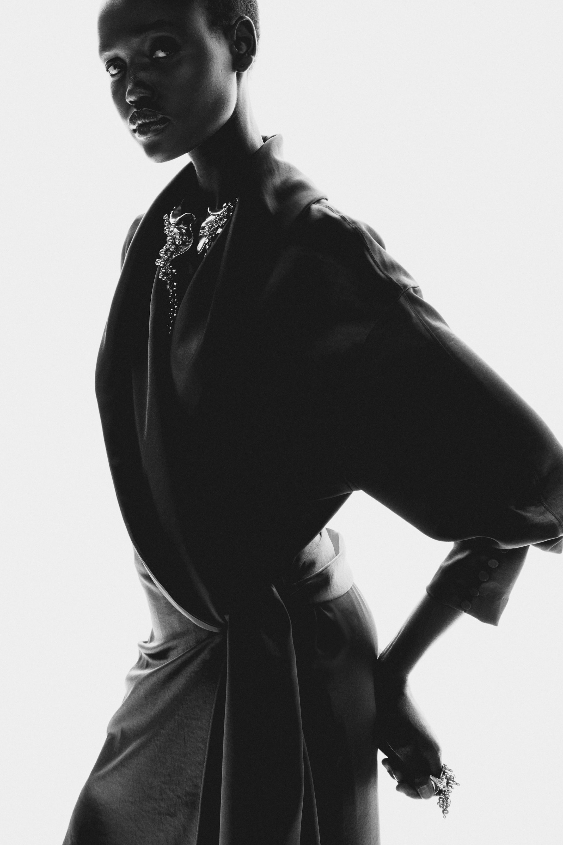 Visa större bild: Lång satinklänning - Mörk olivgrön - DAM | H&M SE 4