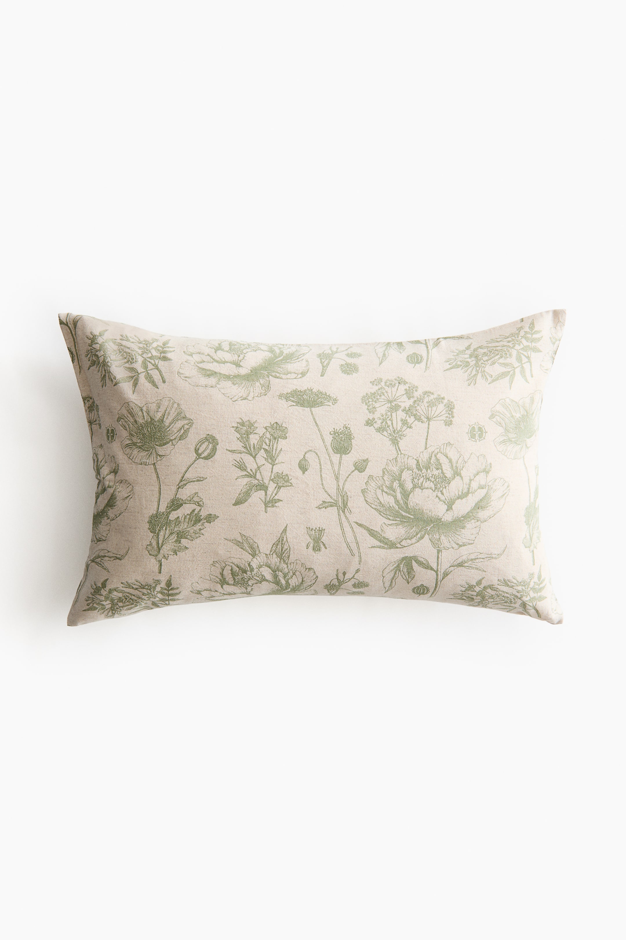 Voir une image plus grande: Une housse de coussin rectangulaire est présentée de face, affichant un motif floral vert discret sur son tissage beige pâle en mélange de coton et de lin.