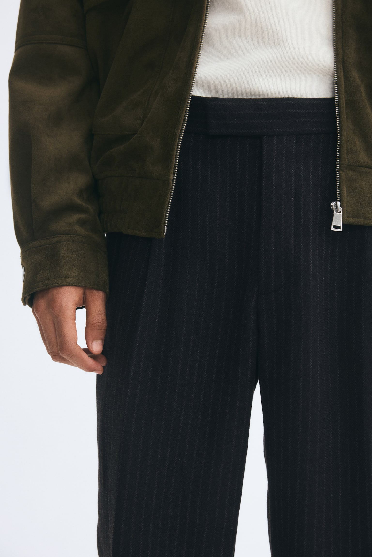 Мужские брюки H&M Relaxed Fit Pleated tailored, цвет: Чёрный — фото 5
