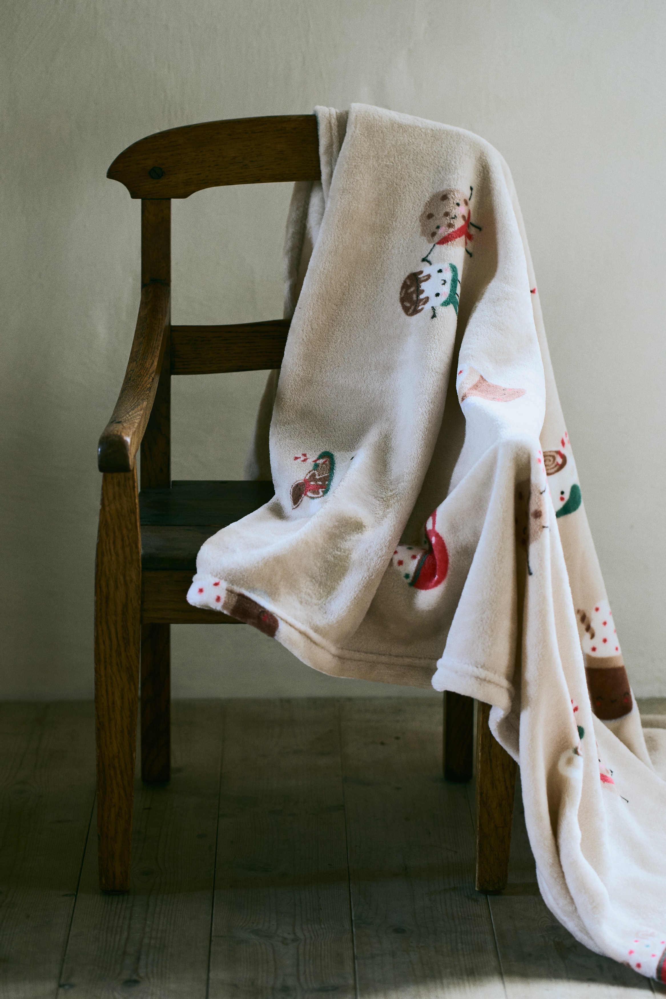 Patterned fleece blanket - Beige/Hot chocolate/Light beige/Dinosaurs/Cream/Spiders/Light green/Vehicles/Beige/Croissants/Cream/Patterned/Black/Ghosts/Red/Christmas/Light beige/Unicorns/Dark red/Le Petit Campus/White/Rainbow/Dark green/Le Petit Campus/Light pink/Cherries