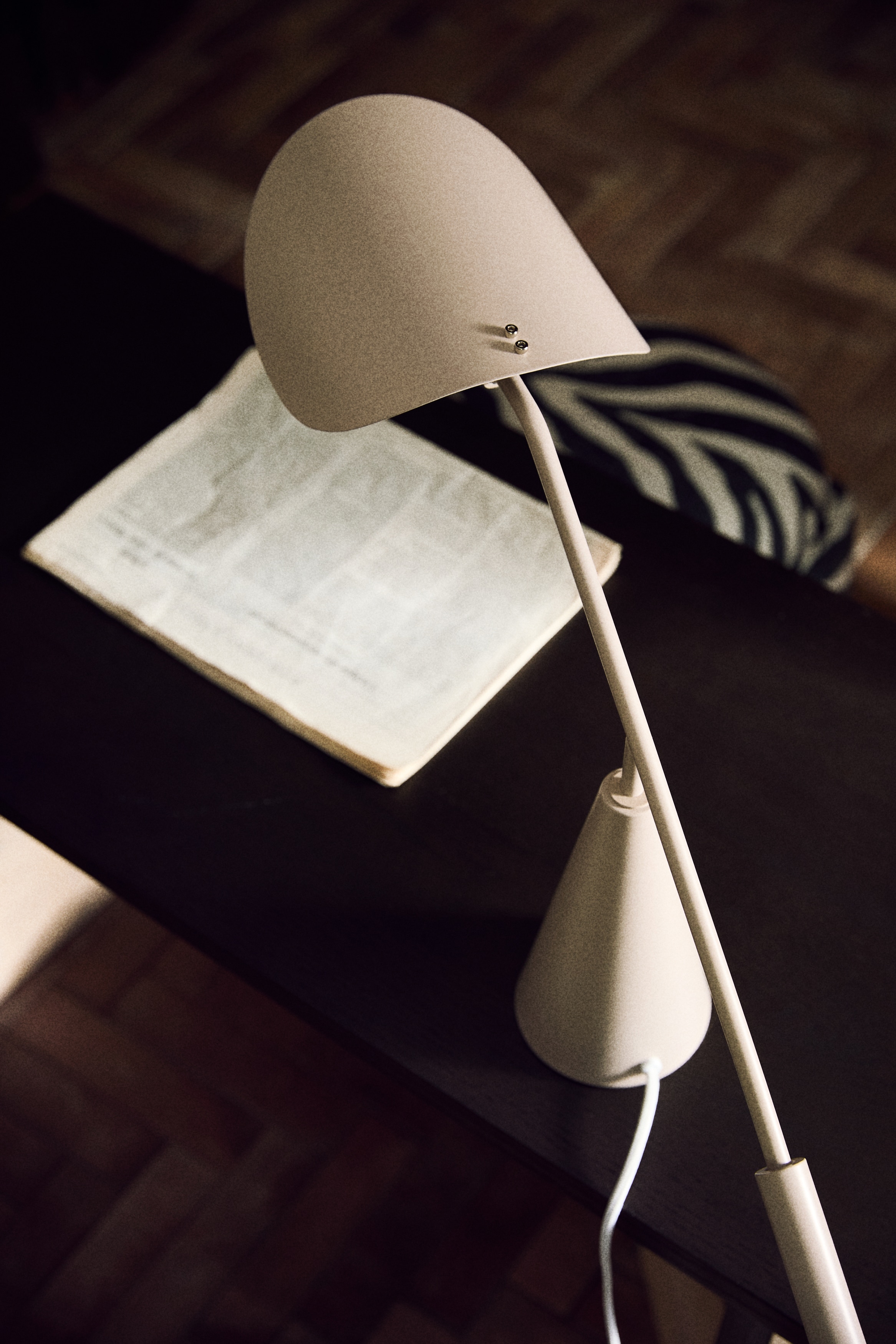 Kovová stolní lampa - Světle béžová/Černá