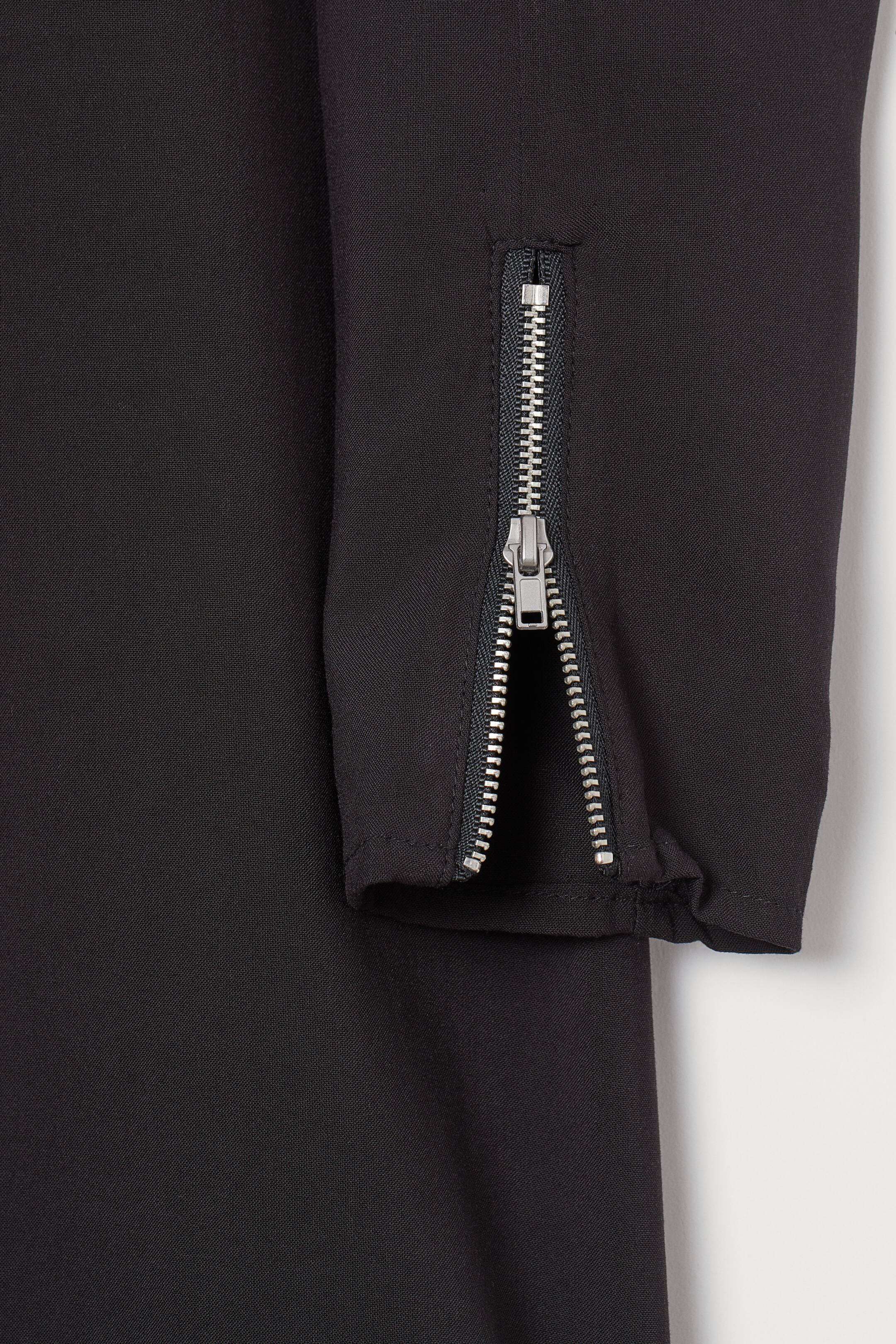 Vis større bilde: Kort kjole i viskose - Sort - DAME | H&M NO 2