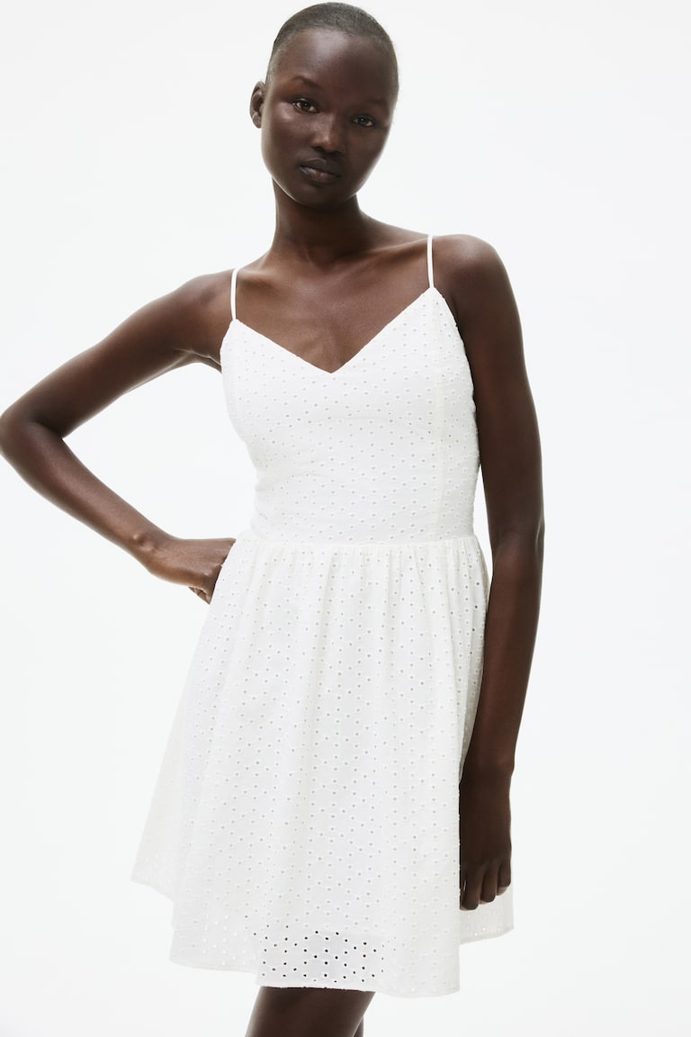 Abito in sangallo con spalline sottili