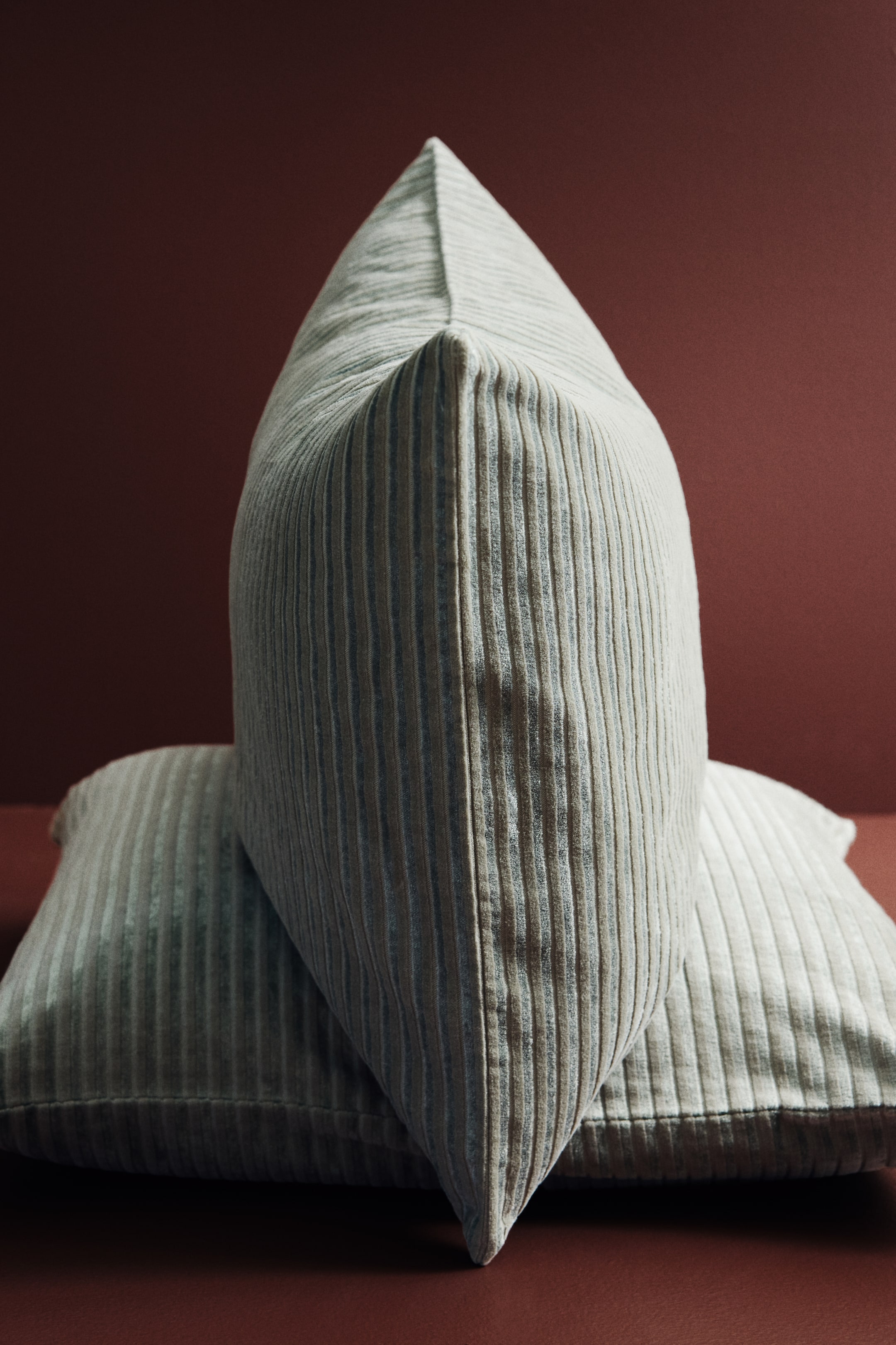 Prikaži veću sliku: Corduroy cushion cover - Svetla kaki zelena - Home All | H&M RS 1