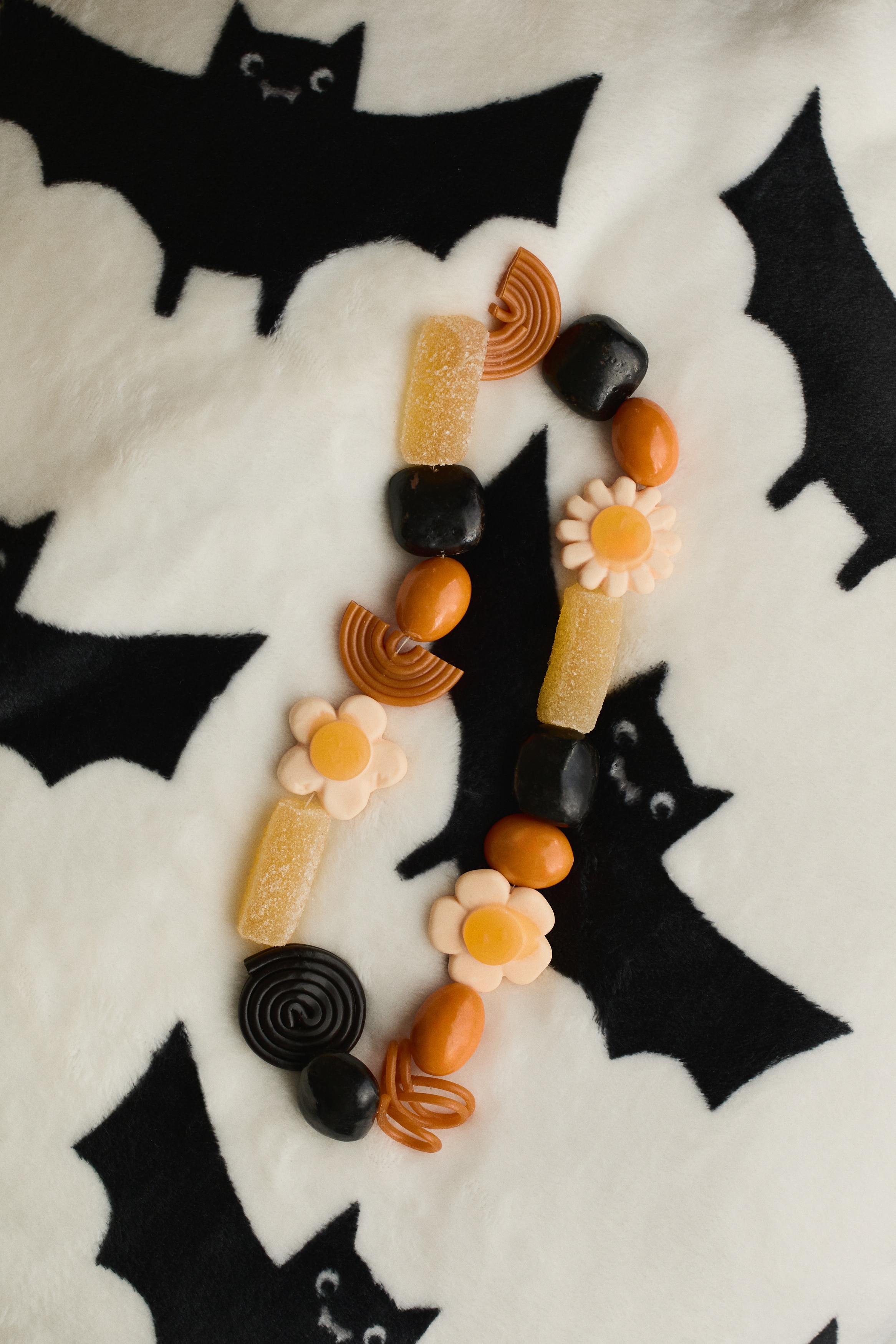 Patterned fleece blanket - White/Bats/Light yellow/Oranges/White/Hearts/Light green/Vehicles/White/Rainbow/Light beige/Dinosaurs/Light beige/Unicorns/Dark blue/Space/Light beige/Dinosaurs/Black/Ghosts