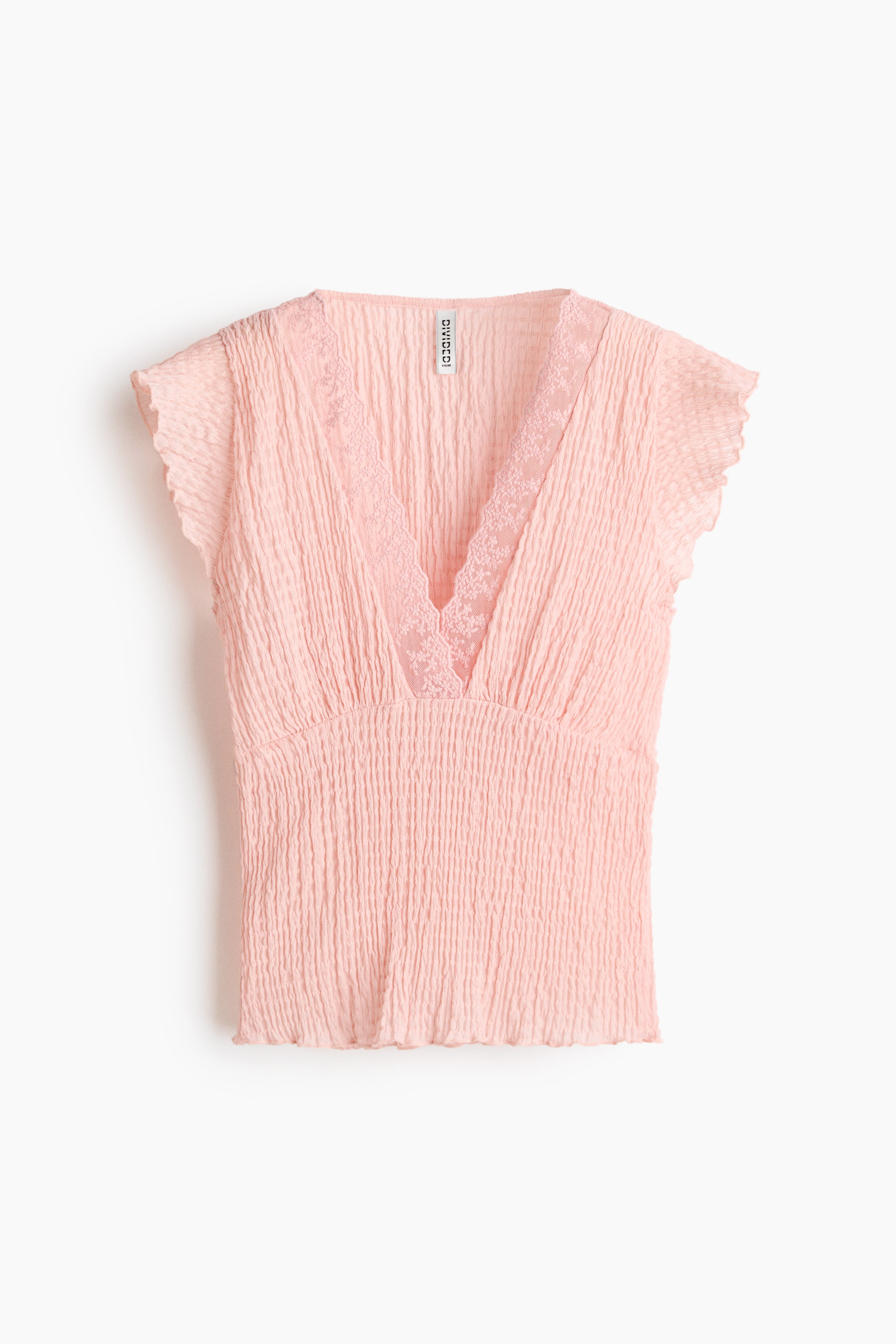 Ver imagem maior: Um top rosa enrugado está a exibir a sua parte frontal, com um decote em V com acabamento em renda, mangas curtas tipo "cap", cintura franzida e uma bainha com folhos.