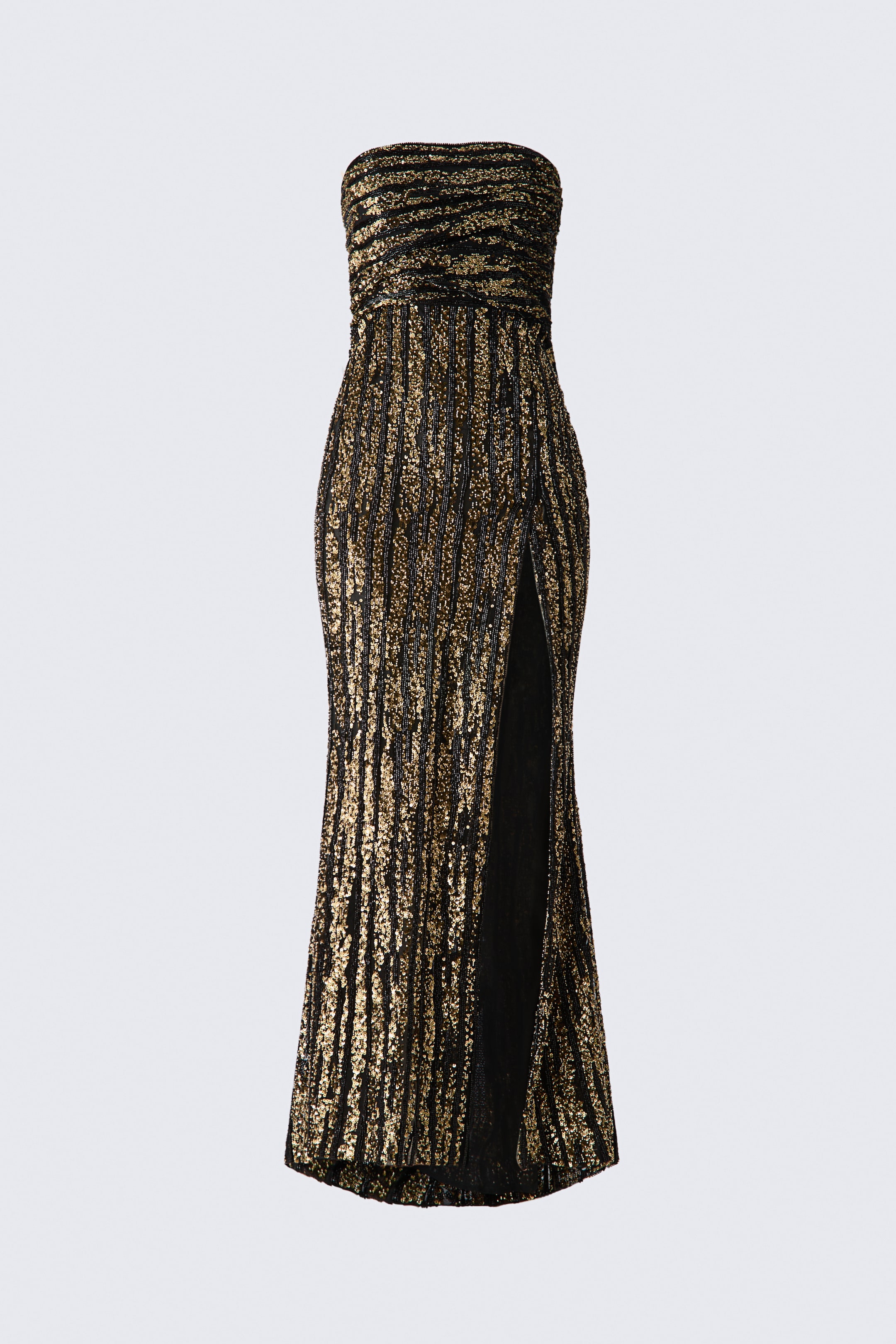 Ver imagem maior: Um vestido bandeau comprido até ao chão está de frente, exibindo um corpete franzido sem alças e uma saia sereia ajustada com uma racha alta na coxa. Lantejoulas douradas e pretas cintilantes cobrem o vestido num padrão de riscas verticais.