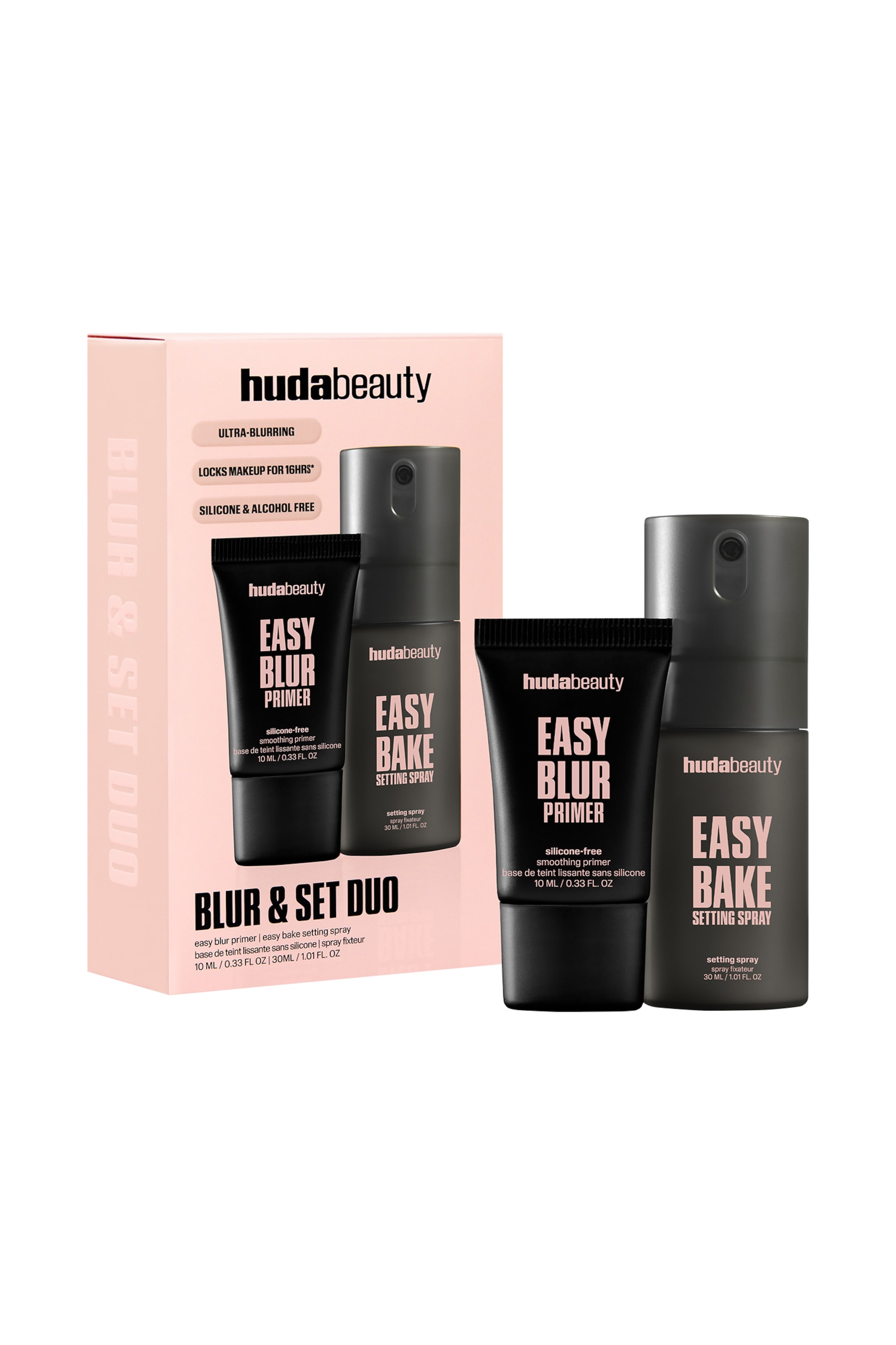 Vis større bilde: Huda Beauty Blur & Set Duo presenterer en rosa og hvit detaljboks, delvis åpen og avslørende en svart Easy Blur Primer tube og en mørkegrå Easy Bake Setting Spray flaske. To ekstra, identiske produkter står til høyre, med alle elementene lett vinklet mot høyre, som viser deres 'hudabeauty' branding og produktnavn på deres frontetiketter.