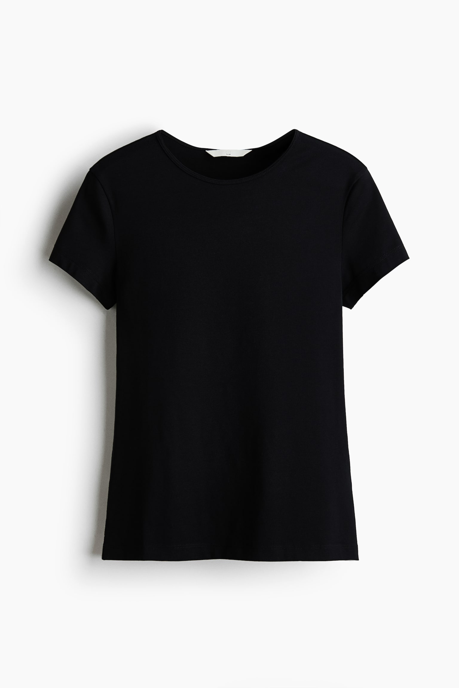 Una camiseta negra lisa se muestra de frente, con cuello redondo clásico, mangas cortas y dobladillo recto.