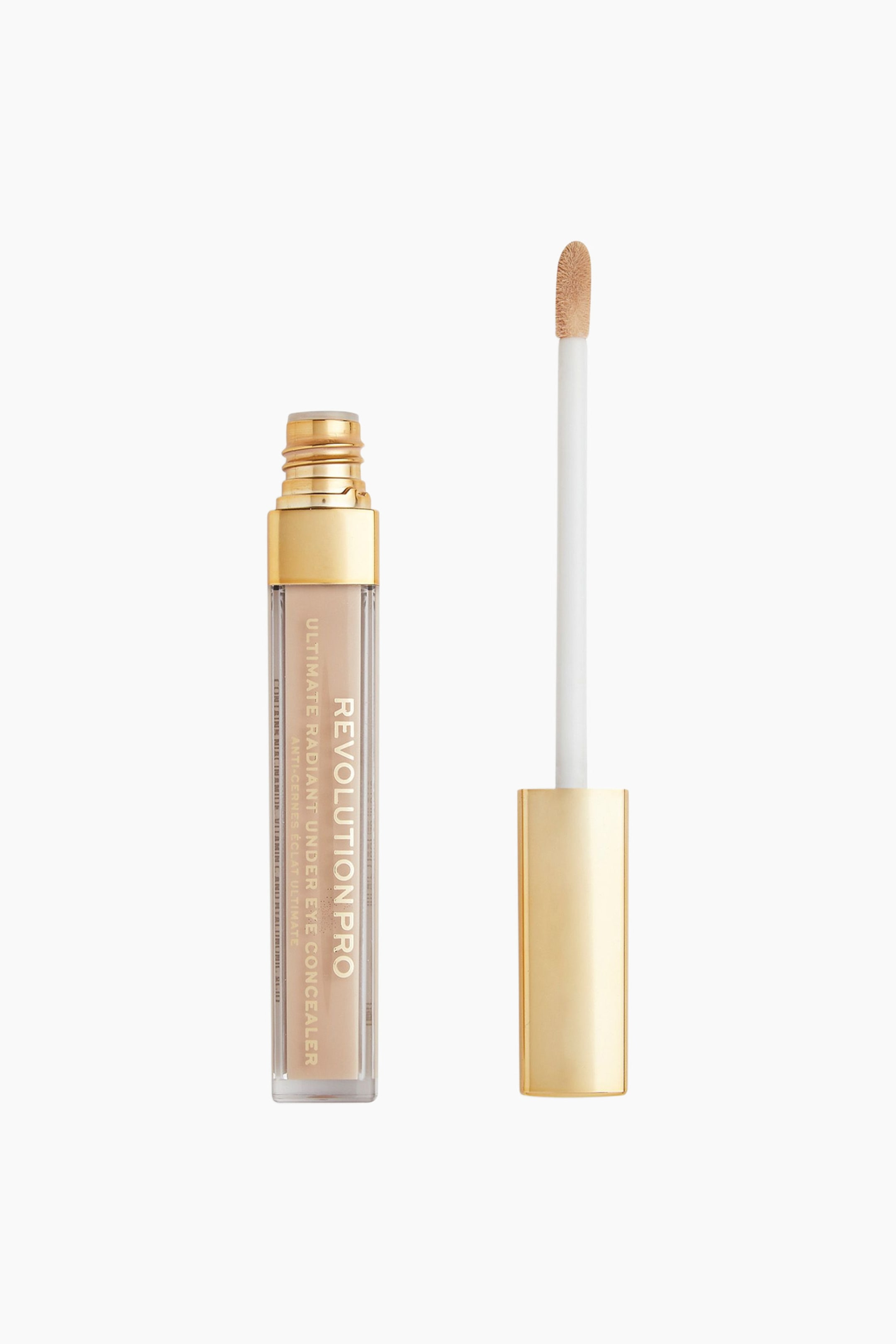 Größeres Bild ansehen: Der Revolution Pro Ultimate Radiant Under Eye Concealer steht aufrecht und präsentiert sich in einer klaren, rechteckigen Tube mit beigefarbener Flüssigkeit sowie goldener Beschriftung und goldenem Halsring. Neben der Tube steht der abgeschraubte Applikator-Stab senkrecht und zeigt eine passende goldene Kappe am unteren Ende, einen weißen Schaft und eine mit beigem Produkt beschichtete Doe-Foot-Spitze.