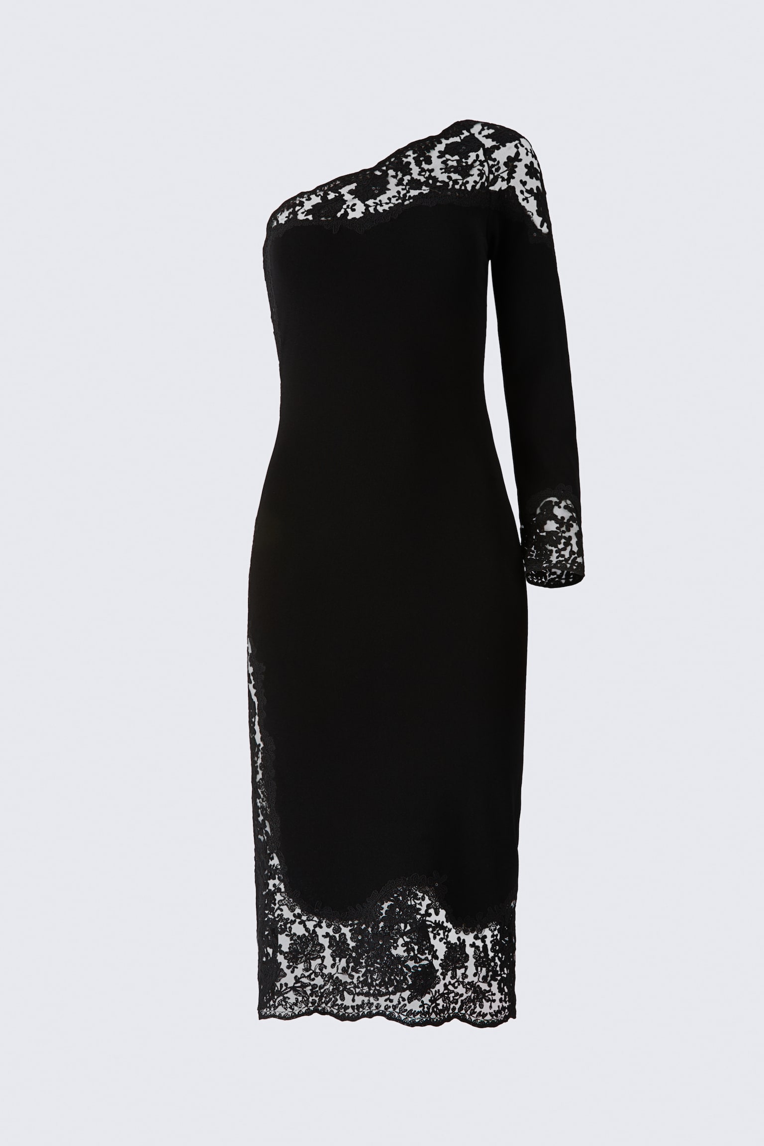 Ein schwarzes, wadenlanges One-Shoulder-Kleid wird aus einer Dreiviertelansicht in einer figurbetonten Silhouette präsentiert und verfügt über einen einzelnen langen Ãrmel. Es zeigt filigrane, halbtransparente schwarze Spitzenabschlüsse entlang des asymmetrischen Ausschnitts, des Ãrmelbündchens und des ungleichmäÃigen Saums.