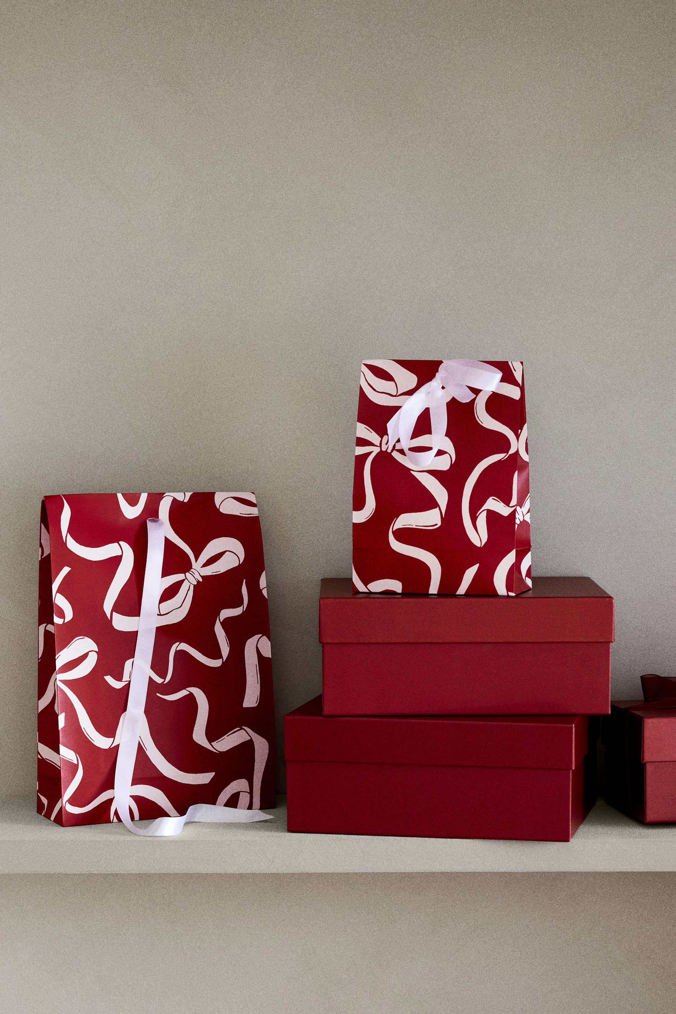 Grotere afbeelding bekijken: Set van 4 cadeauzakjes - Rood/strikjes - HOME | H&M NL 1