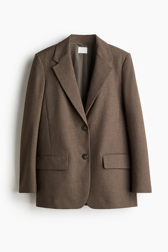 Ein langer, brauner Blazer aus gewebtem Stoff wird VORNE präsentiert, mit strukturierten Schultern, Kerbrevers, einer einreihigen Vorderseite mit zwei Knöpfen und zwei aufgesetzten Taschen mit Klappen. - 1