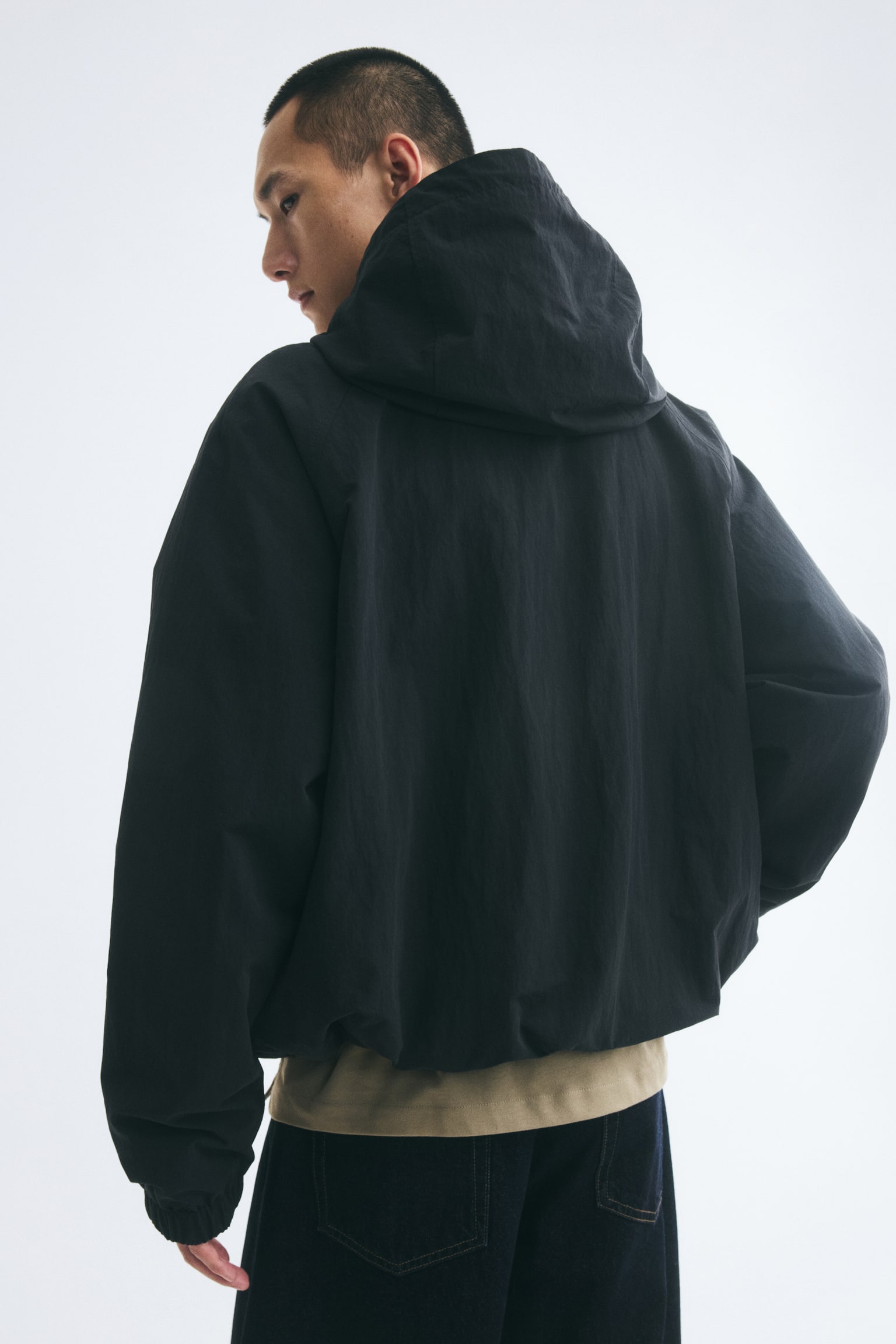 Мужская куртка H&M Hooded Nylon Windbreaker, цвет: Чёрный — фото 5