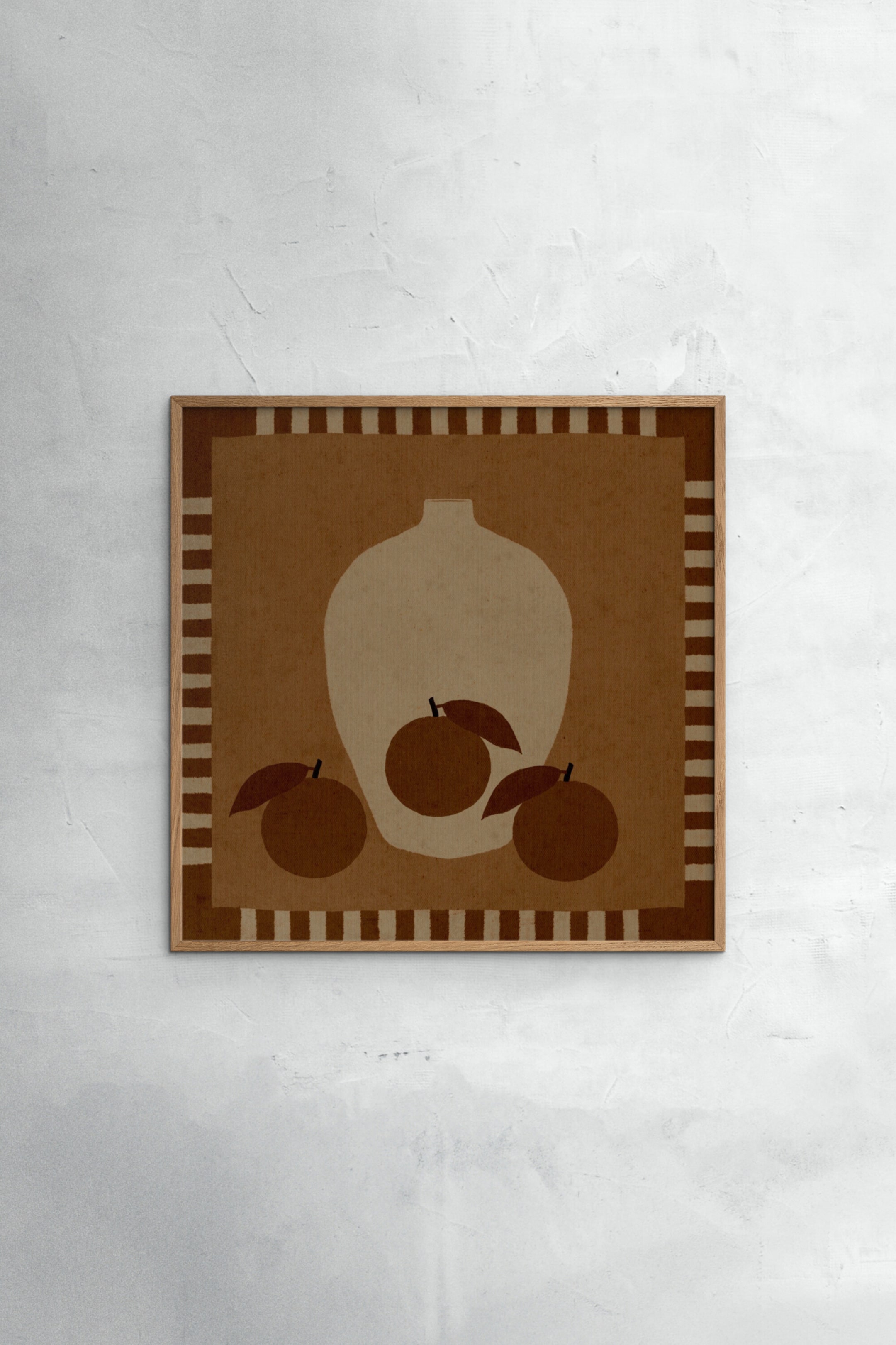 Agrandir l'image: Une œuvre encadrée présente un cadre en bois brun clair entourant une illustration d'une forme de vase beige clair avec trois fruits ronds brun foncé, chacun avec une petite feuille à sa base, le tout sur un fond brun moyen avec une bordure rayée.