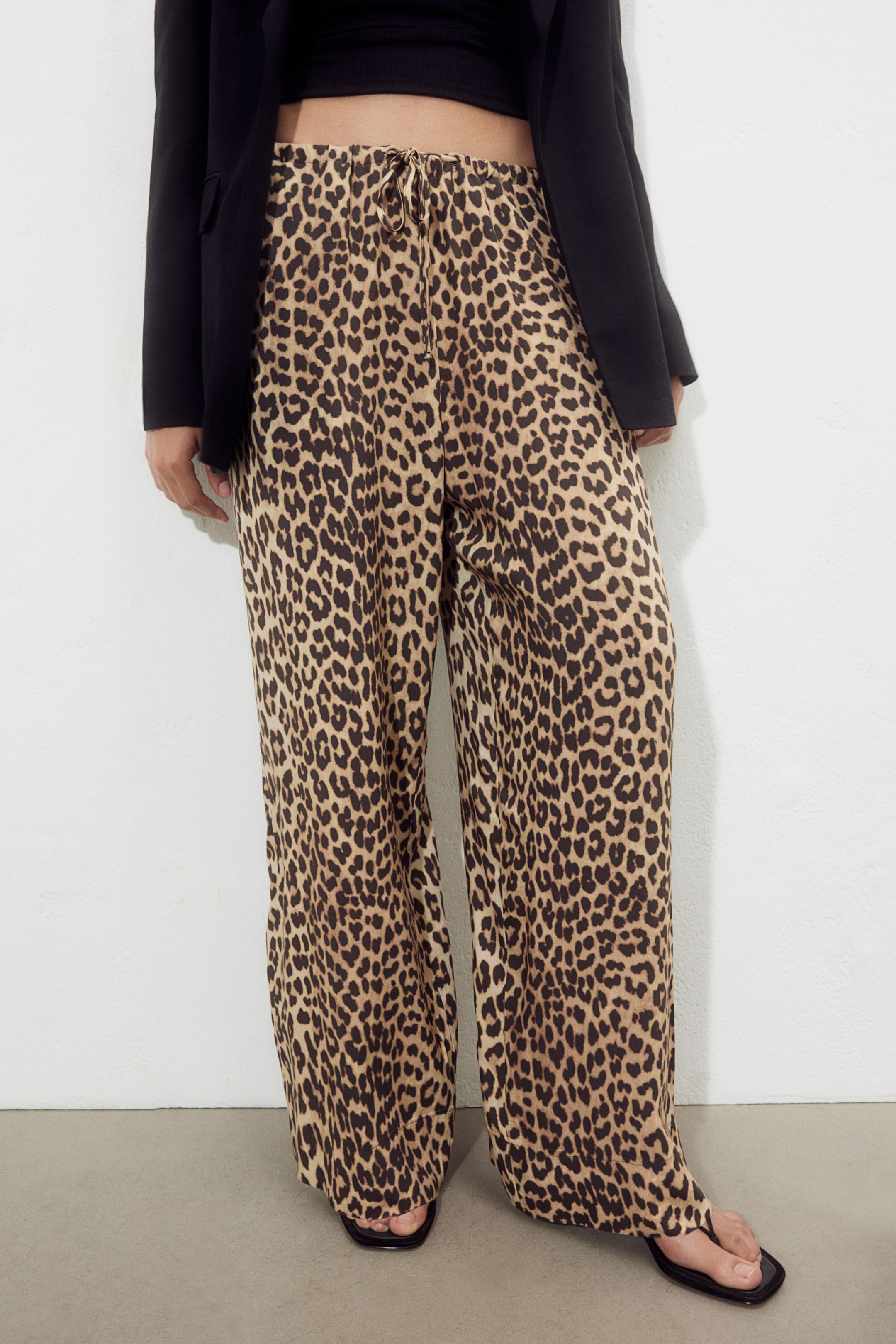 Wide viscose trousers - Beige/Leopard print - Ladies | H&M GB