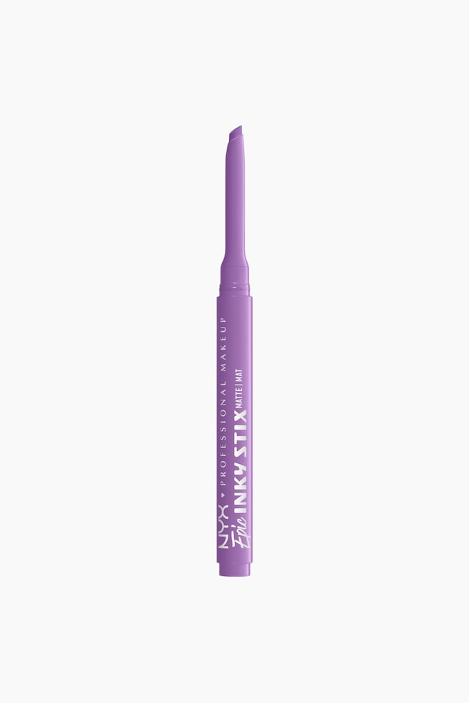 En lavendelfarvet makeup-stick står oprejst, let vinklet mod højre, hvor den tilspidsede spids afslører det matte produkt. Den cylindriske krop viser "NYX PROFESSIONAL MAKEUP" og "Epic Inky Stix MATTE \| MAT" trykt lodret i hvidt. - 1