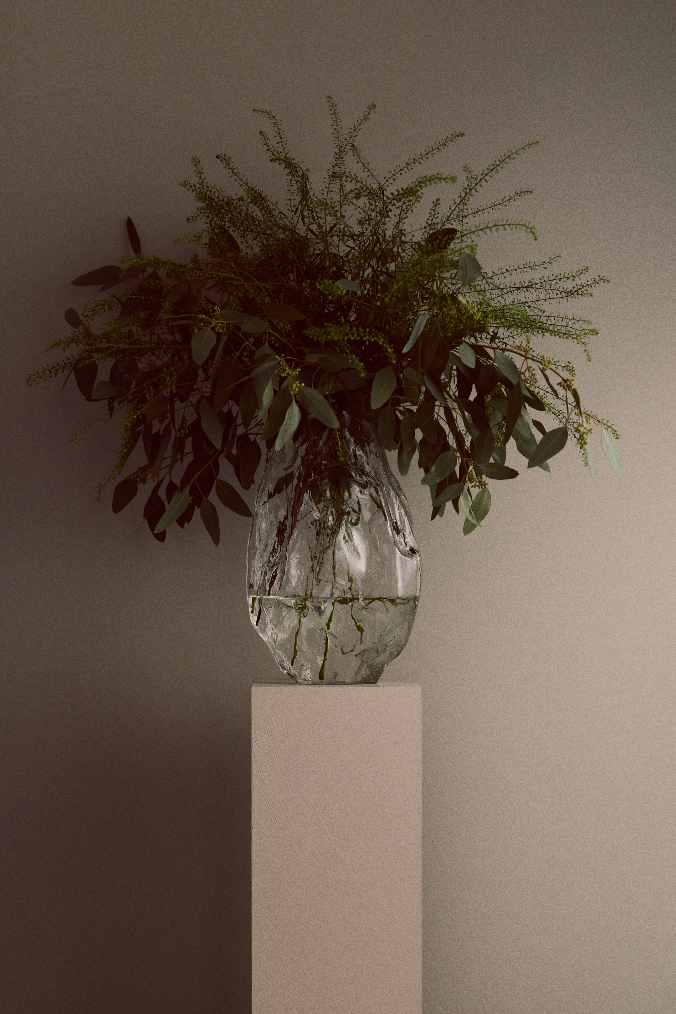 Agrandir l'image: Très grand vase texturé en verre - Transparent - Home All | H&M FR 1