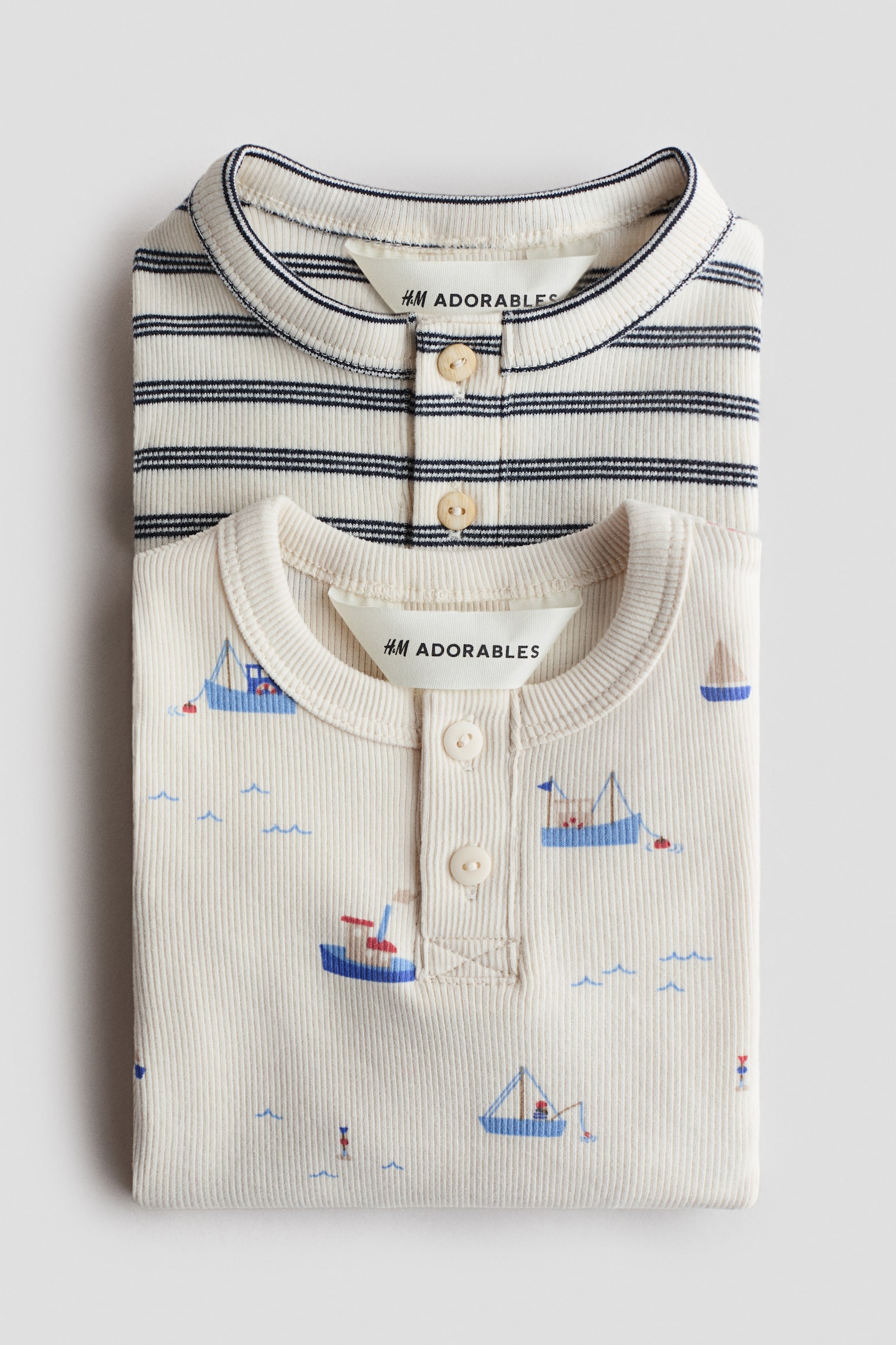 Lot de 2 T-shirts en coton avec col tunisien - Beige clair/bateaux/Gris foncé/gris clair/Vert clair/beige/Vert kaki/vert clair chiné/Gris clair/rayures beiges - 2