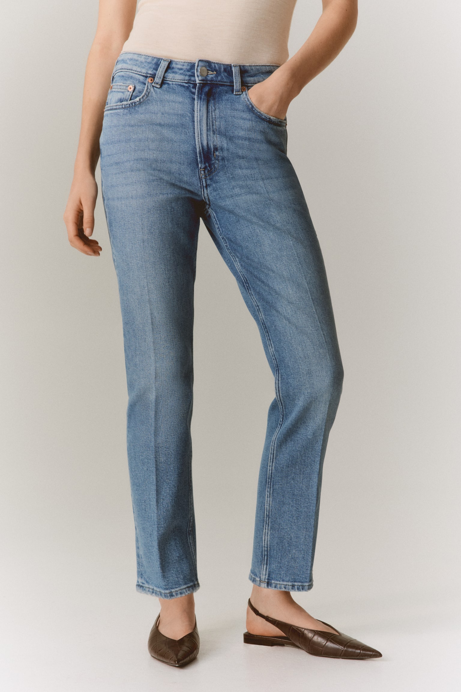 Женские джинсы H&M High-Rise Slim Straight Ankle, цвет: Светлый джинсовый синий — фото 3