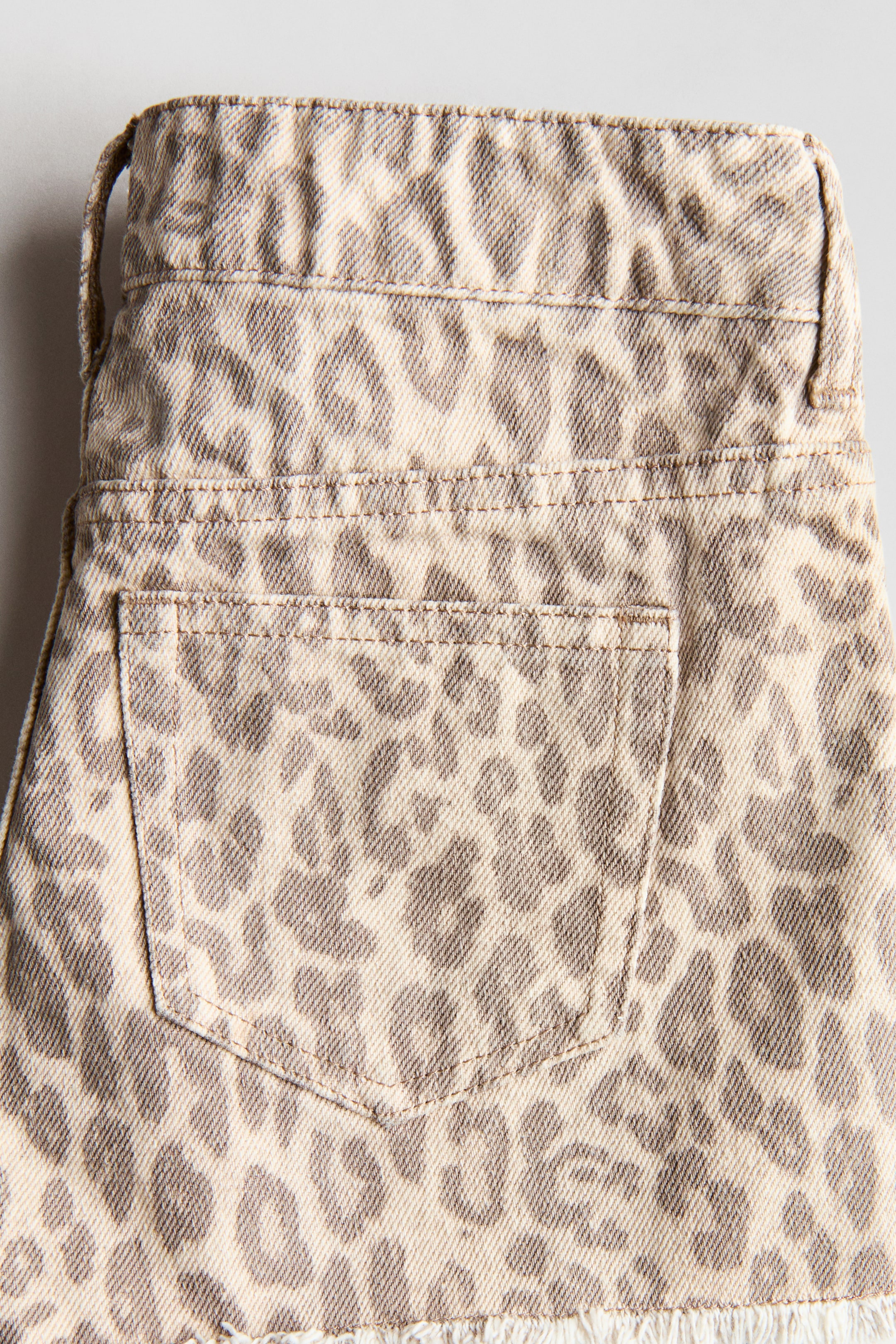 Short en denim avec détails brodés