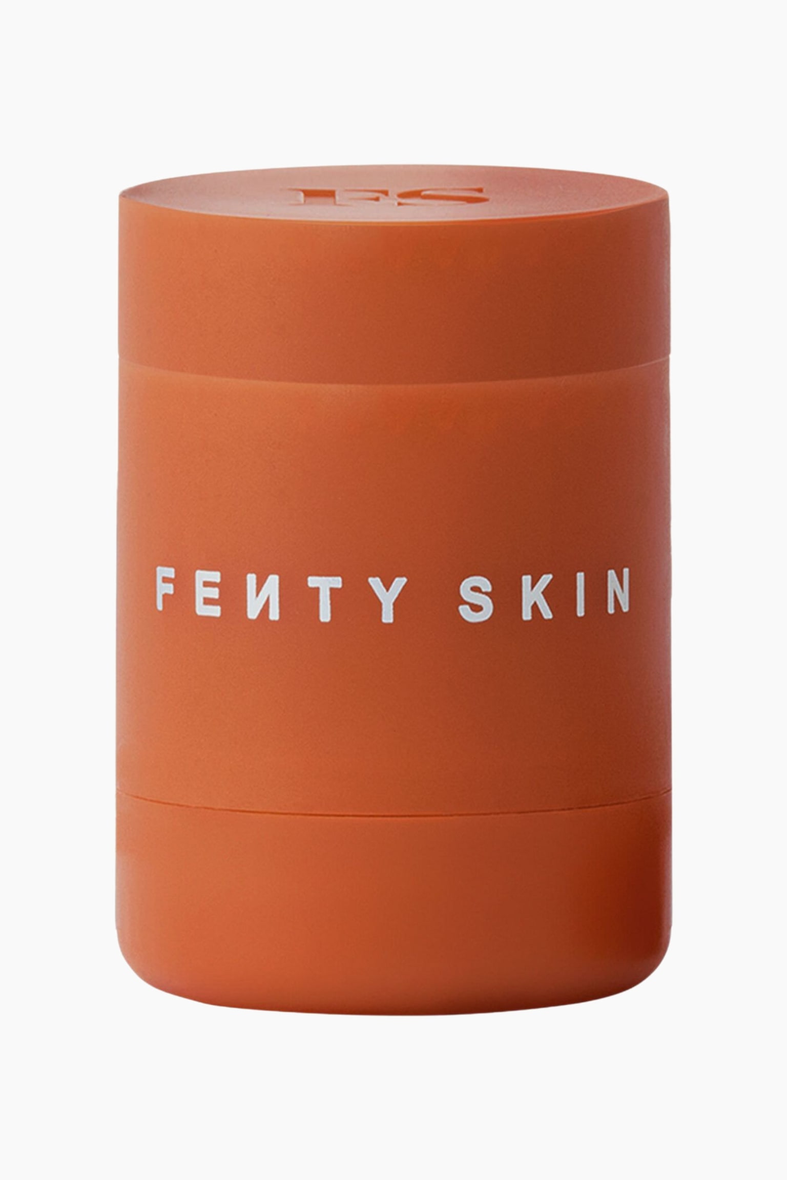 SylinterimÃ¤inen terrakotanvÃ¤rinen huulivoidepakkauksen sÃ¤ilytysastia seisoo pystyasennossa, ja sen keskellÃ¤ on valkoisilla suuraakkosilla teksti âFE?TY SKINâ. Mattapintainen tuote esittelee segmentoidun muotoilun, ja sen tasaisella ylÃ¤pinnalla on kohokuvioitu âFSâ-logo.