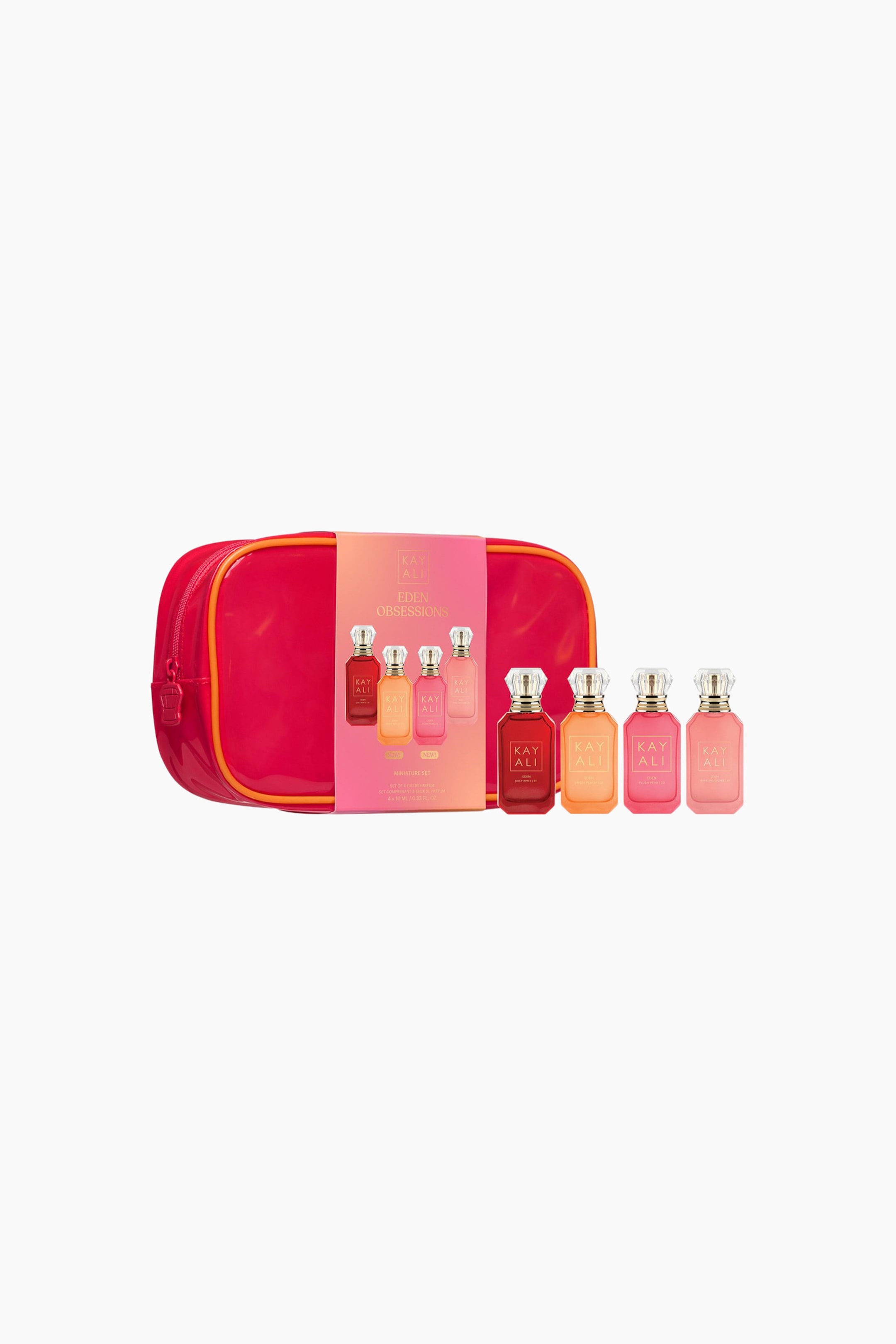 Vis større bilde: Et Kayali Eden Obsessions-sett presenterer en blank, fuchsia rosa kosmetikkveske som er vinklet litt mot høyre, med en oransje glidelås og kant. Et gradient rosa og oransje produktomslag er viklet rundt vesken, mens fire miniatyrparfymeflasker med klare fasetterte korker og væsker i nyanser av rød, oransje og rosa står oppreist foran, vendt fremover.