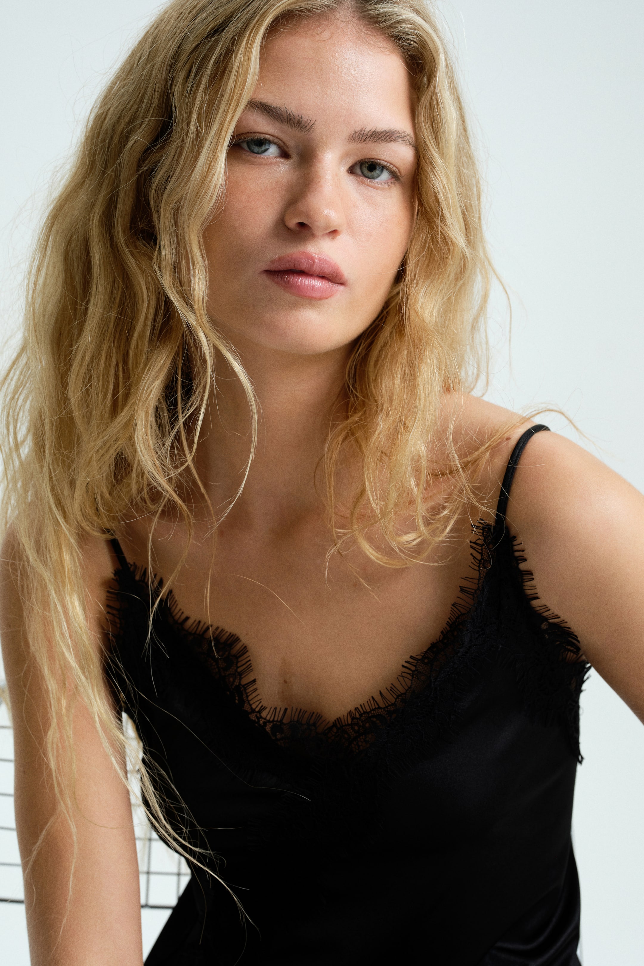 Zobrazit větší obrázek: Žerzejové šaty slip dress s krajkovými lemy - Black - ŽENY | H&M CZ 2