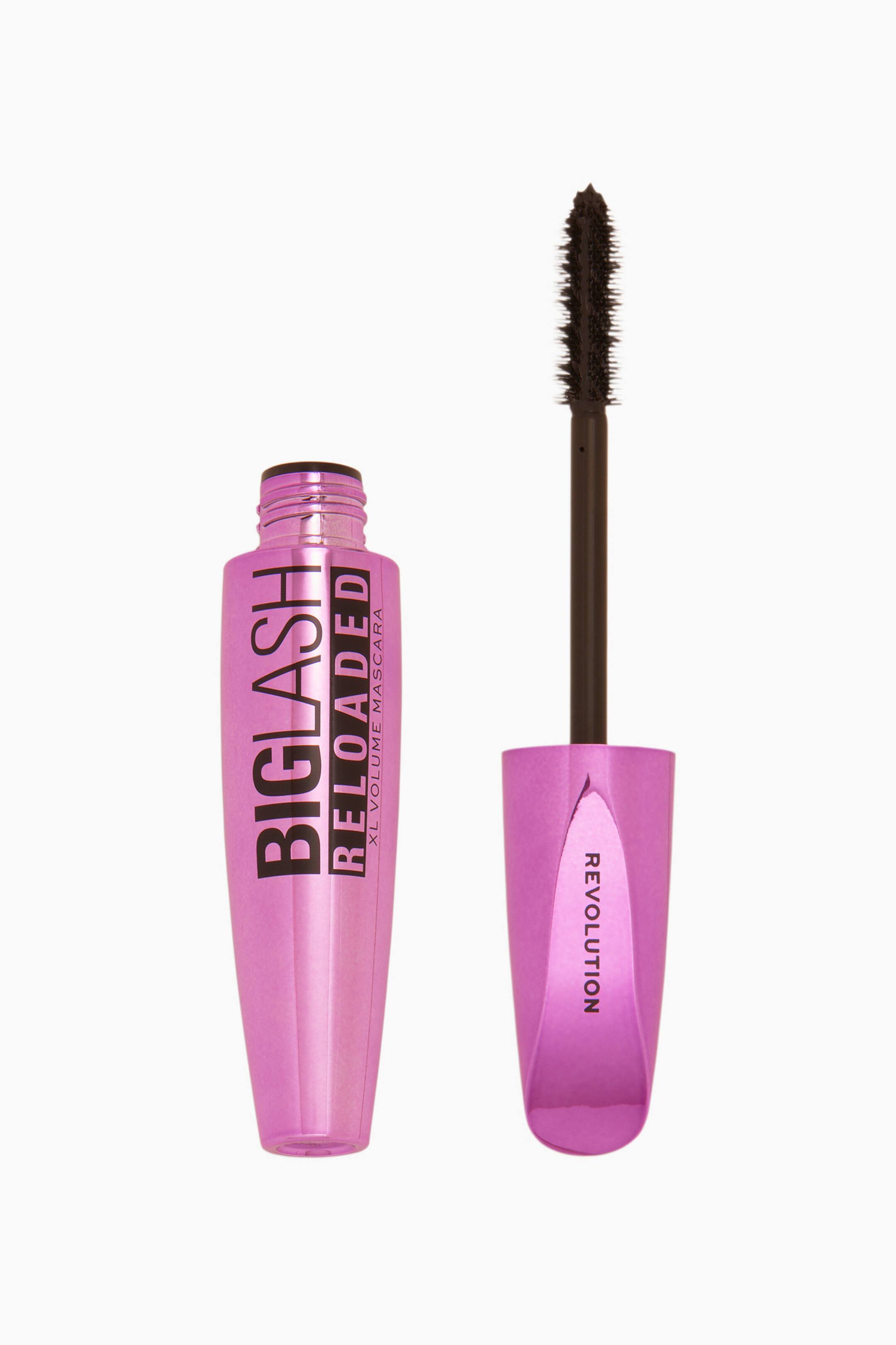 Größeres Bild ansehen: Die metallisch-rosa Mascara-Tube steht aufrecht neben ihrem abgeschraubten Applikatorstäbchen, an dem eine schwarze, konisch zulaufende Bürste zu sehen ist. Sowohl die Tube als auch die Kappe tragen auffälligen, vertikalen schwarzen Text mit den Aufschriften „BIGLASH RELOADED“ bzw. „REVOLUTION“.