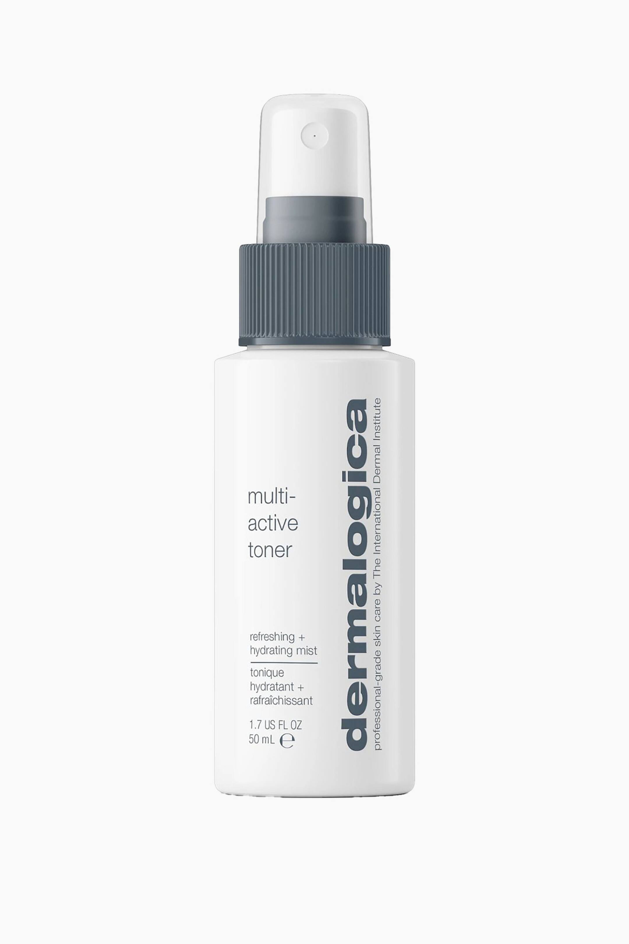 Visa större bild: Dermalogica Multi-Active Toner visas i frontvy och har en cylindrisk vit flaska med en mörkgrå räfflad spraypumpkrage och ett transparent plastlock. Framsidan av flaskan visar svart tryckt text som inkluderar produktnamnet och varumärkesdetaljer.