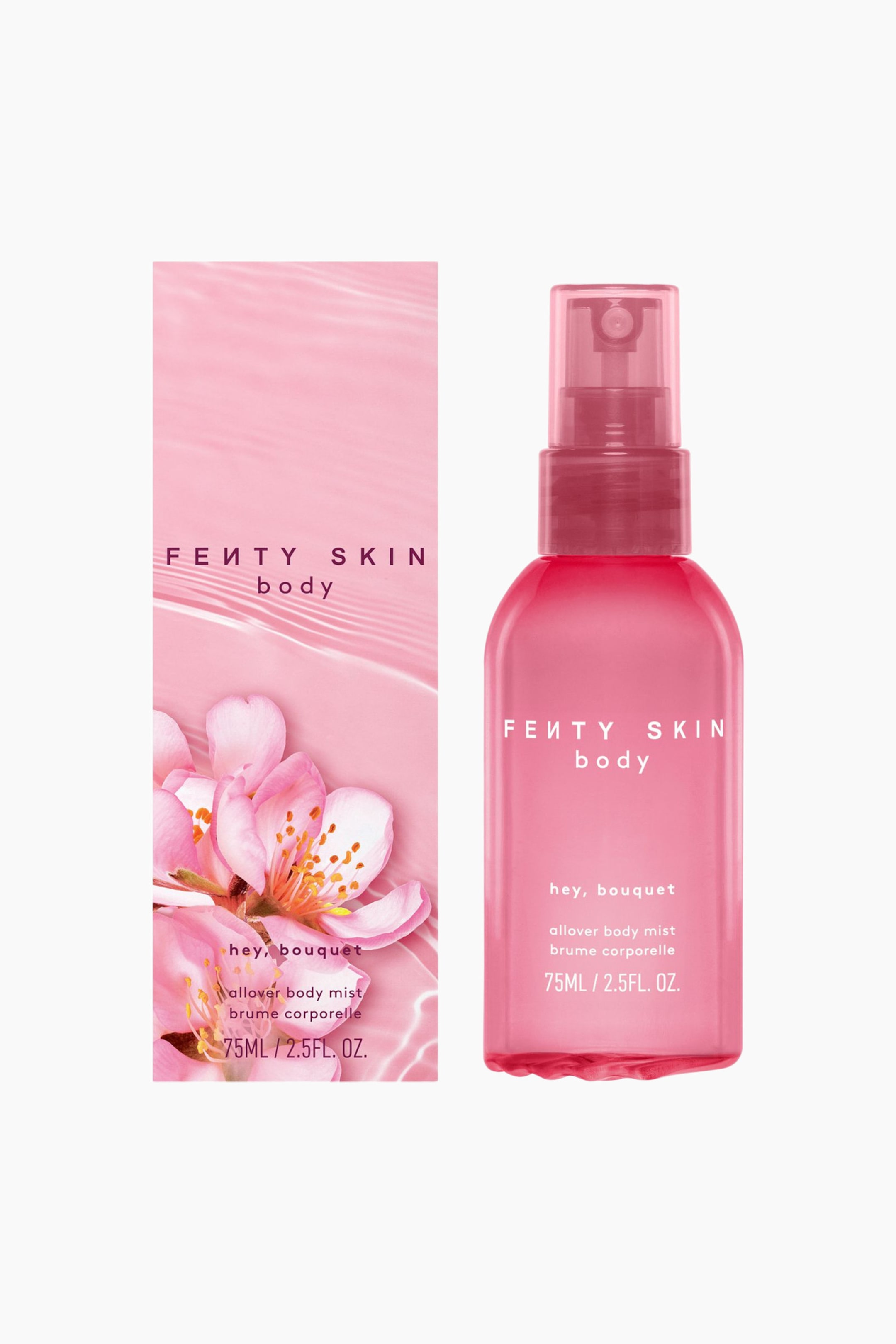 Visa större bild: Fenty Skin "hey, bouquet" Allover Body Mist står upprätt bredvid sin rektangulära förpackningsask, med båda produkterna vända framåt. Den genomskinligt rosa sprayflaskan har en matchande rosa pumpkork och vit text, medan den koordinerande rosa asken visar ett vattenringmönster och rosa körsbärsblomsgrafik.