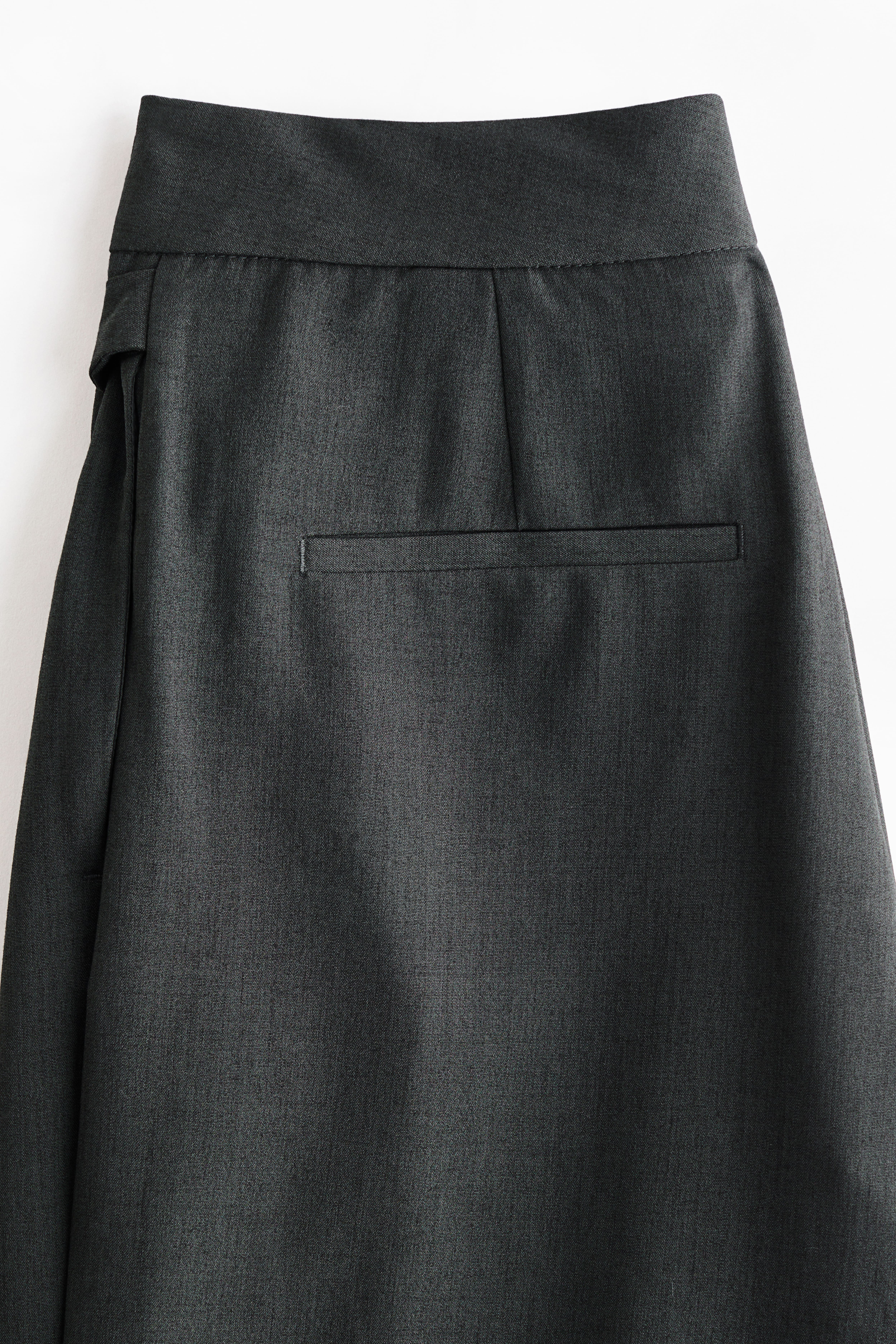 Pantalon avec détail croisé