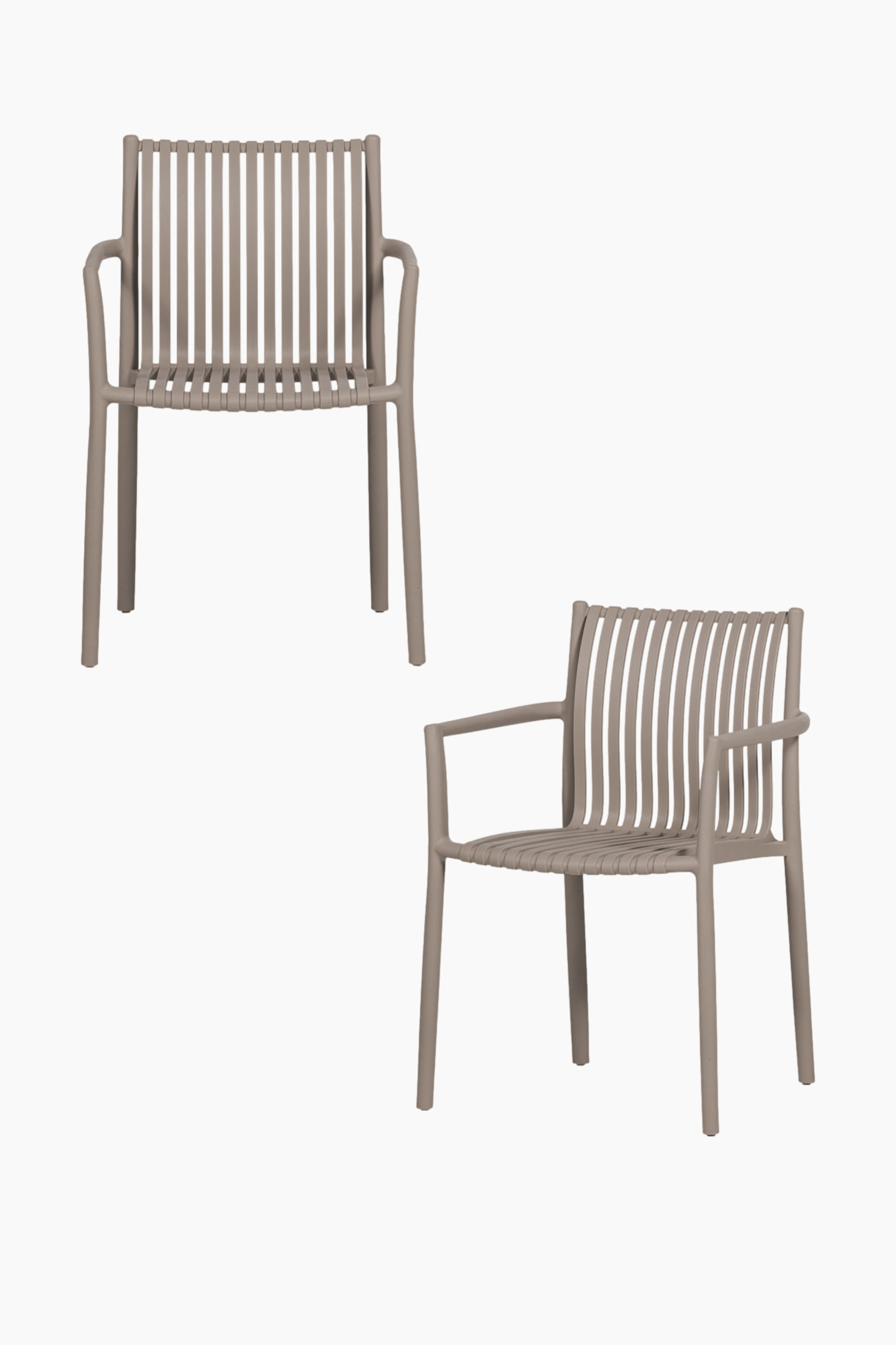 Agrandir l'image: Deux chaises taupe identiques sont présentées, chacune dotée d’une structure moulée lisse, d’un dossier et d’une assise à lattes, ainsi que d’accoudoirs intégrés. Une chaise est orientée de face, tandis que l’autre est inclinée vers la droite, mettant en valeur son profil latéral.