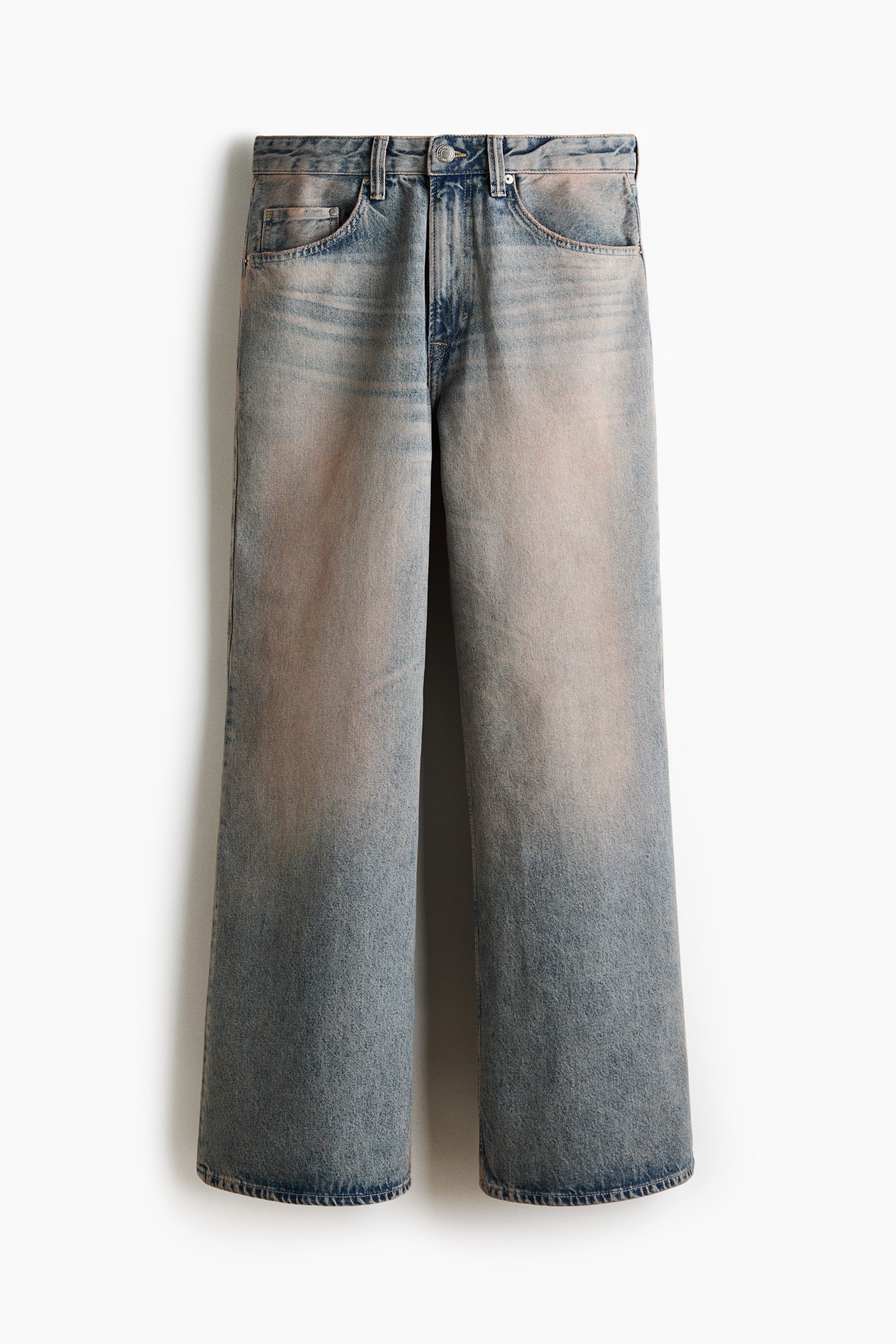 Größeres Bild ansehen: Die 5-Pocket-Jeans werden von vorne präsentiert, gefertigt aus festem Baumwoll-Denim in einem ausgewaschenen hellblauen Ton, der an den Oberschenkeln heller wird. Sie verfügen über eine normale Taille mit Reißverschluss und Knopfverschluss sowie eine lockere Passform vom Gesäß bis zum Saum mit leicht ausgestelltem Bein.