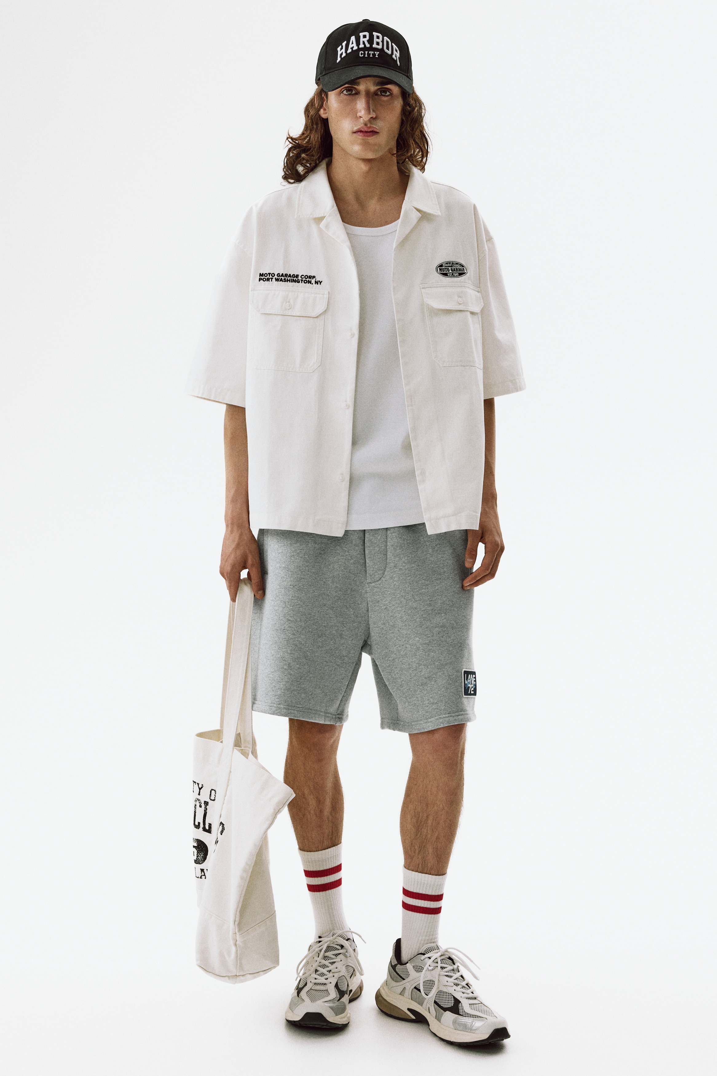 Relaxed-Fit SweatshortsModel