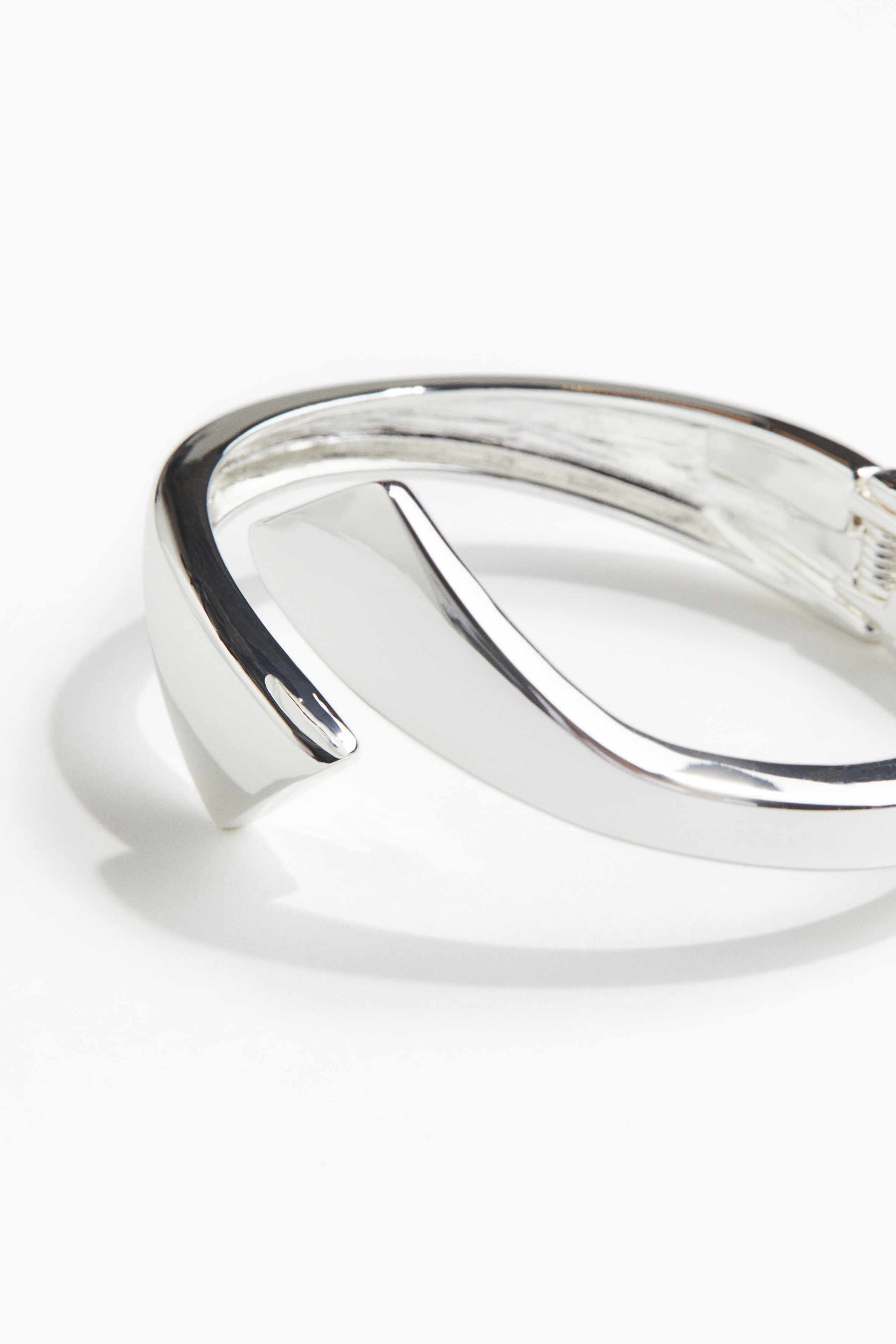 Hinged cuff bracelet