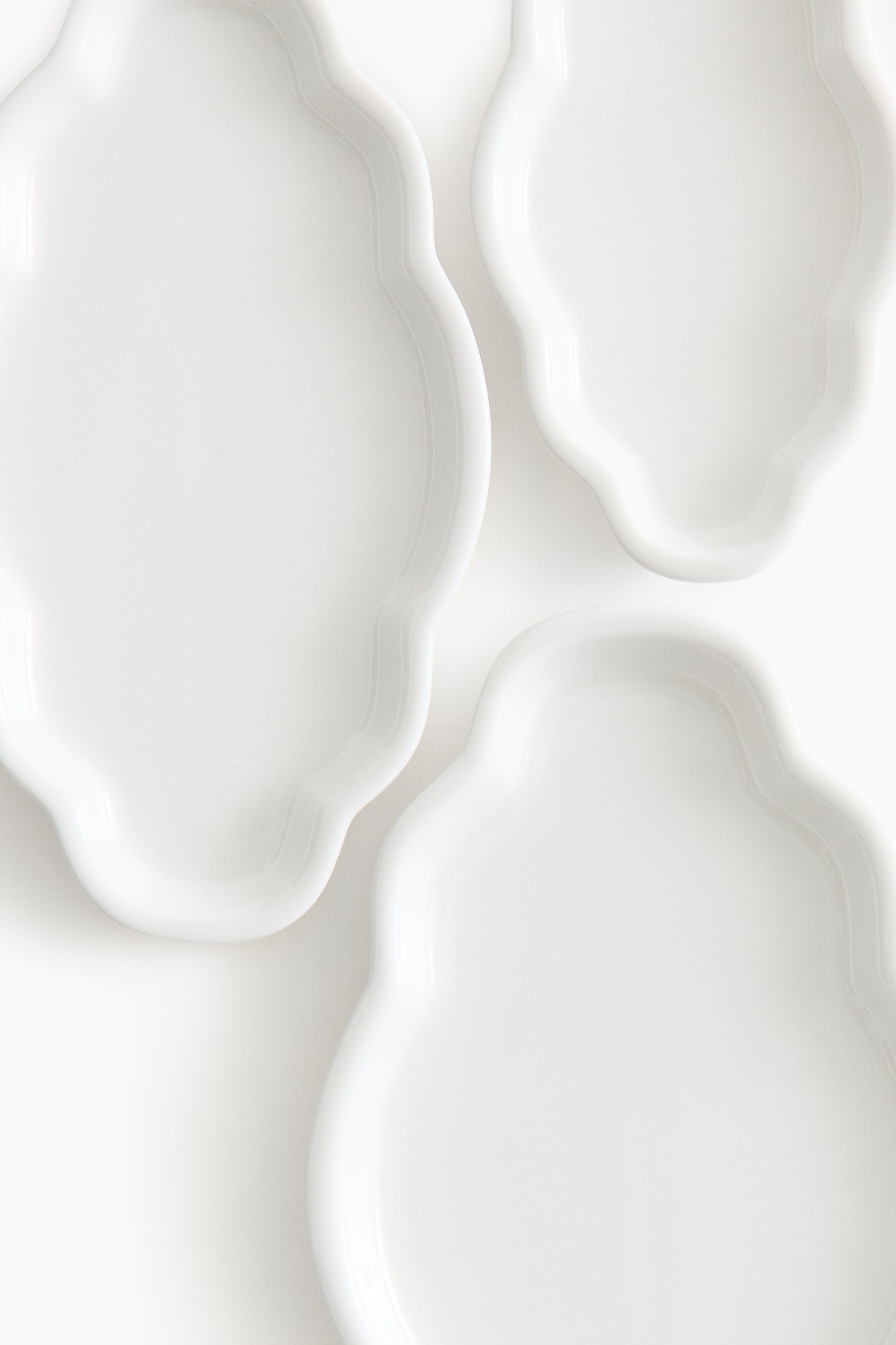 Lot de 3 assiettes de service en porcelaine