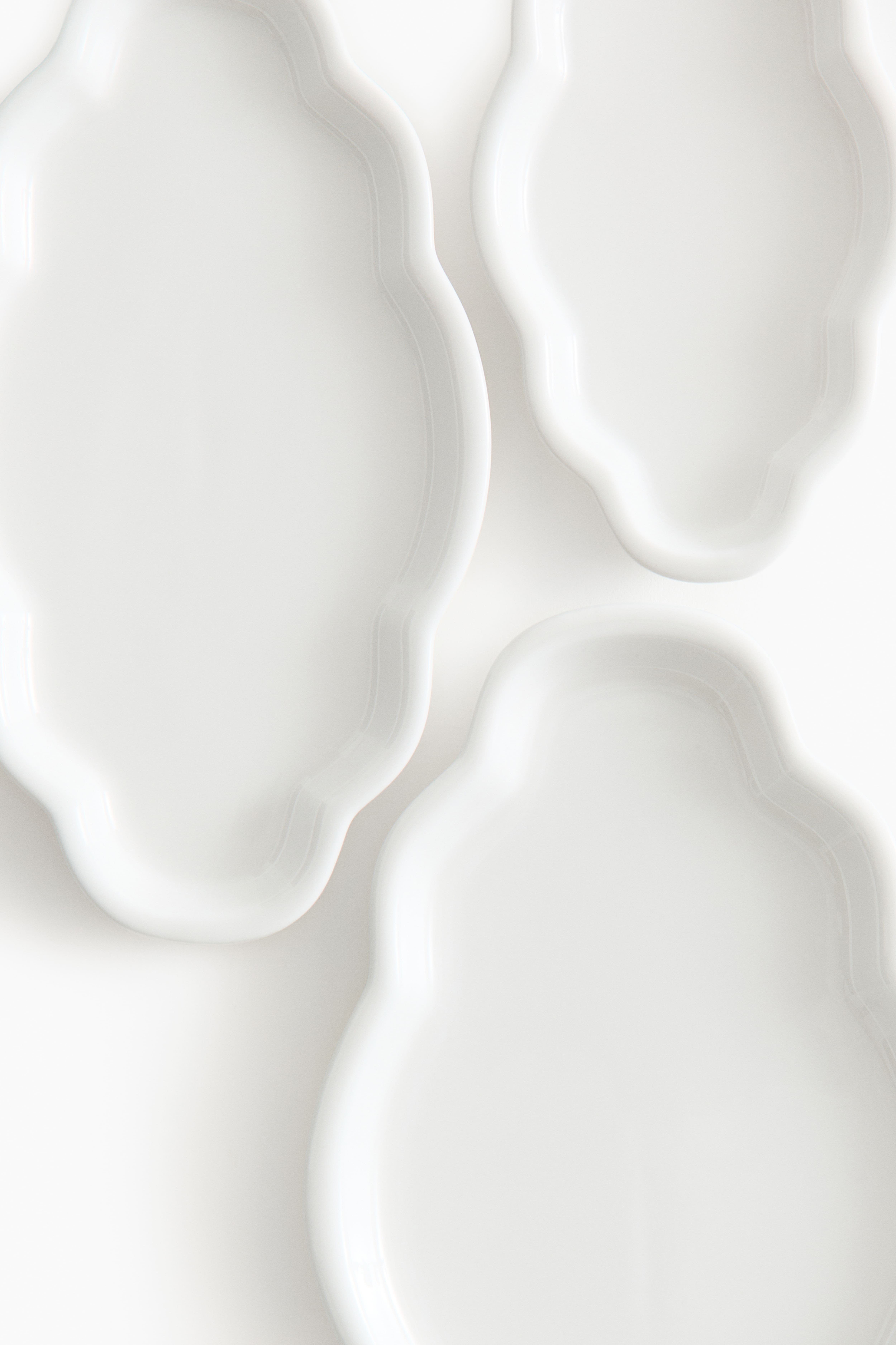 Lot de 3 assiettes de service en porcelaine