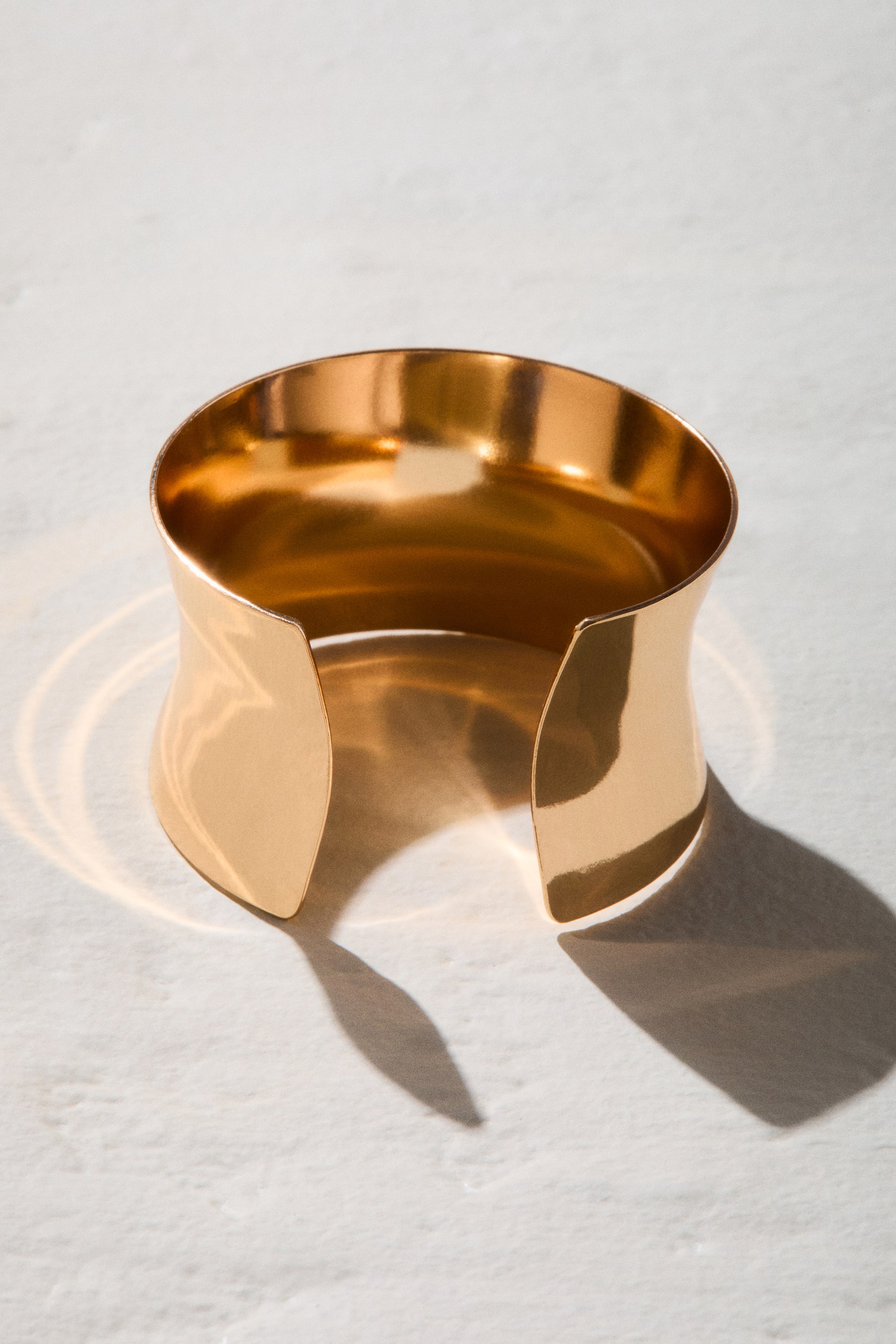 Visa större bild: Brett manschettarmband - Guld - DAM | H&M FI 1