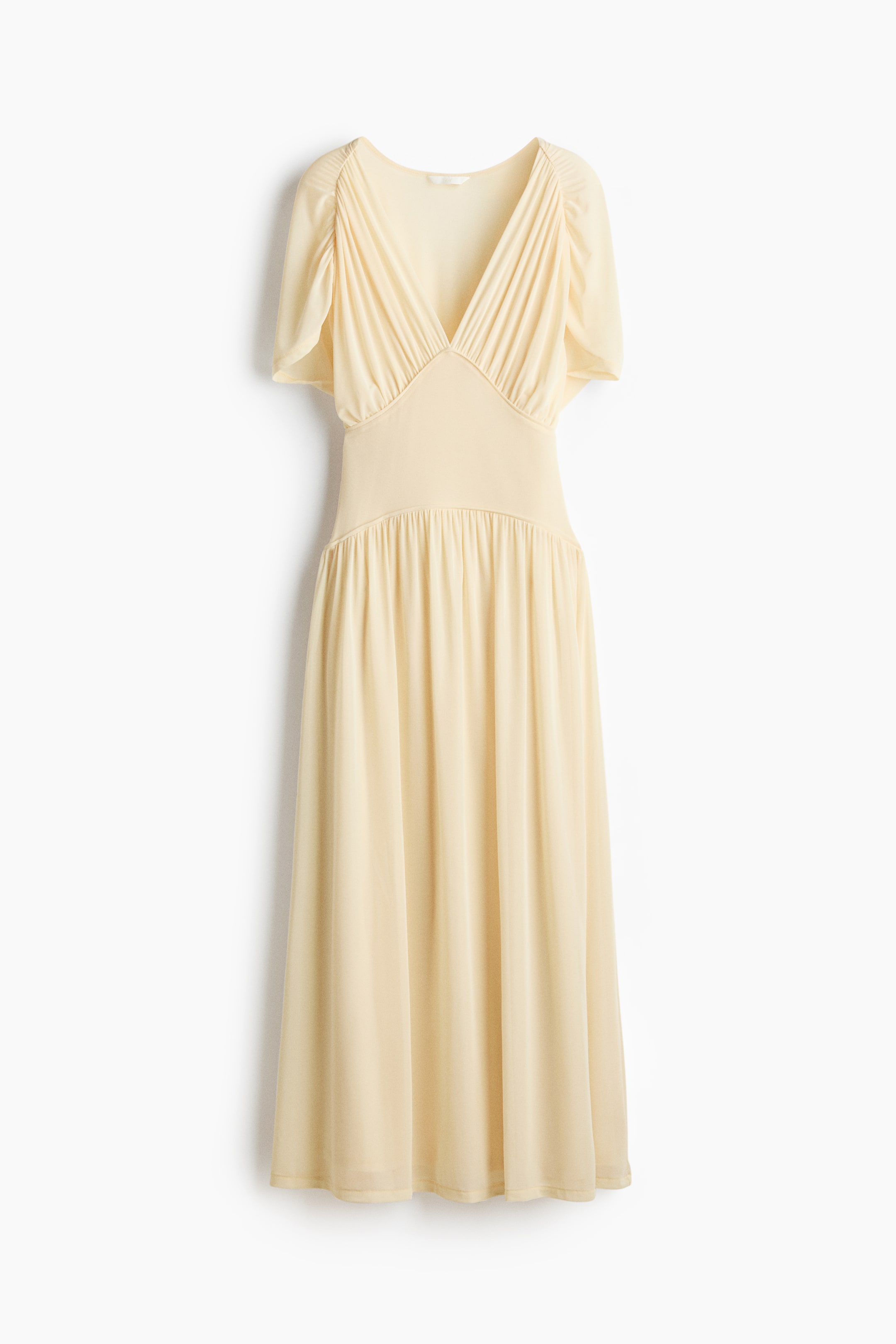 Agrandir l'image: Une robe longue jaune pâle présente un décolleté en V avec un ruché extensif sur le corsage, des manches courtes à volants et une ceinture ajustée, offrant une vue de face de sa jupe fluide et froncée.