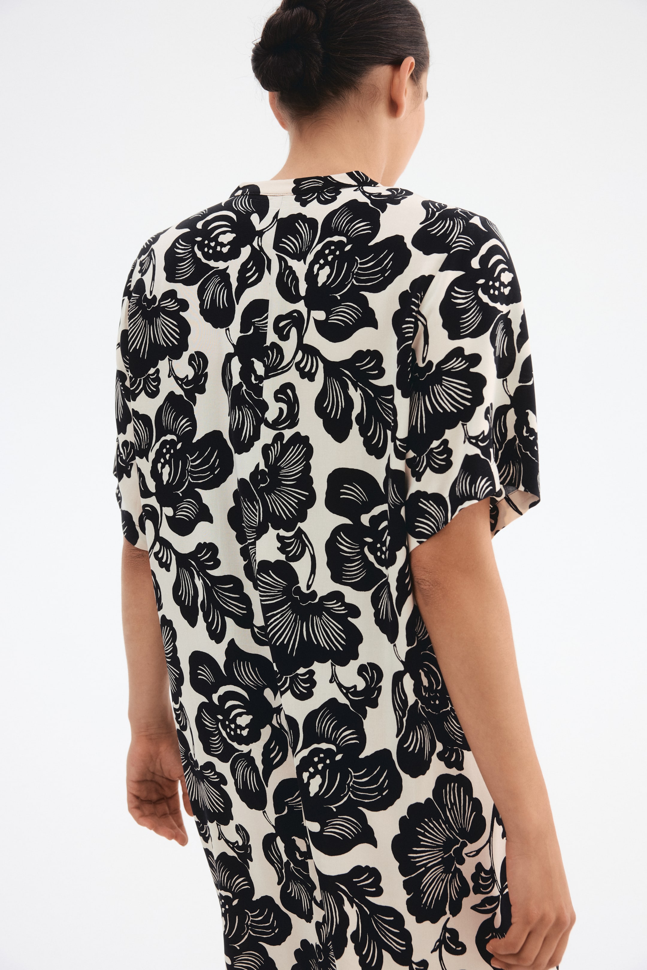 Visualizza immagine più grande: Abito a tunica in viscosa - Crema/nero fiori - DONNA | H&M IT 4